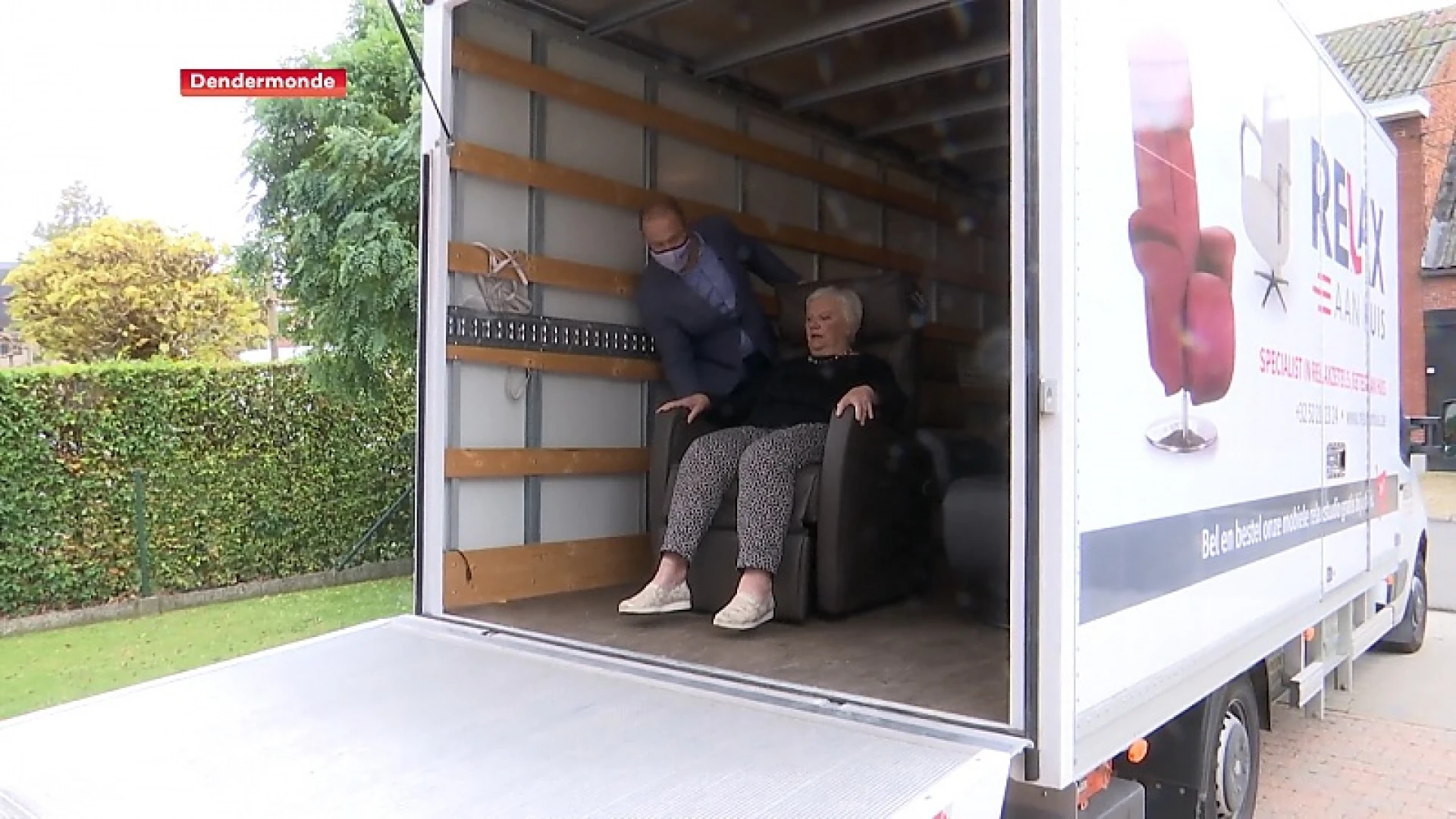 Corona doet ondernemers zichzelf heruitvinden, Dendermondse meubelverkoper verkoopt nu zetels aan huis