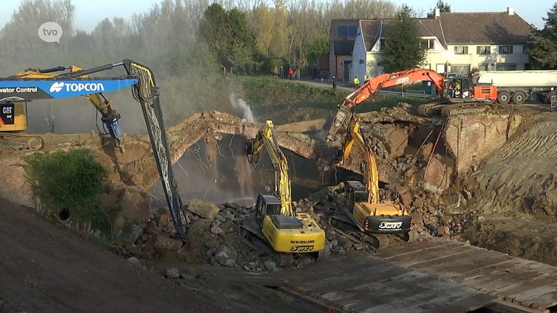 Spoorbrug van meer dan 100 jaar afgebroken in Erpe-Mere