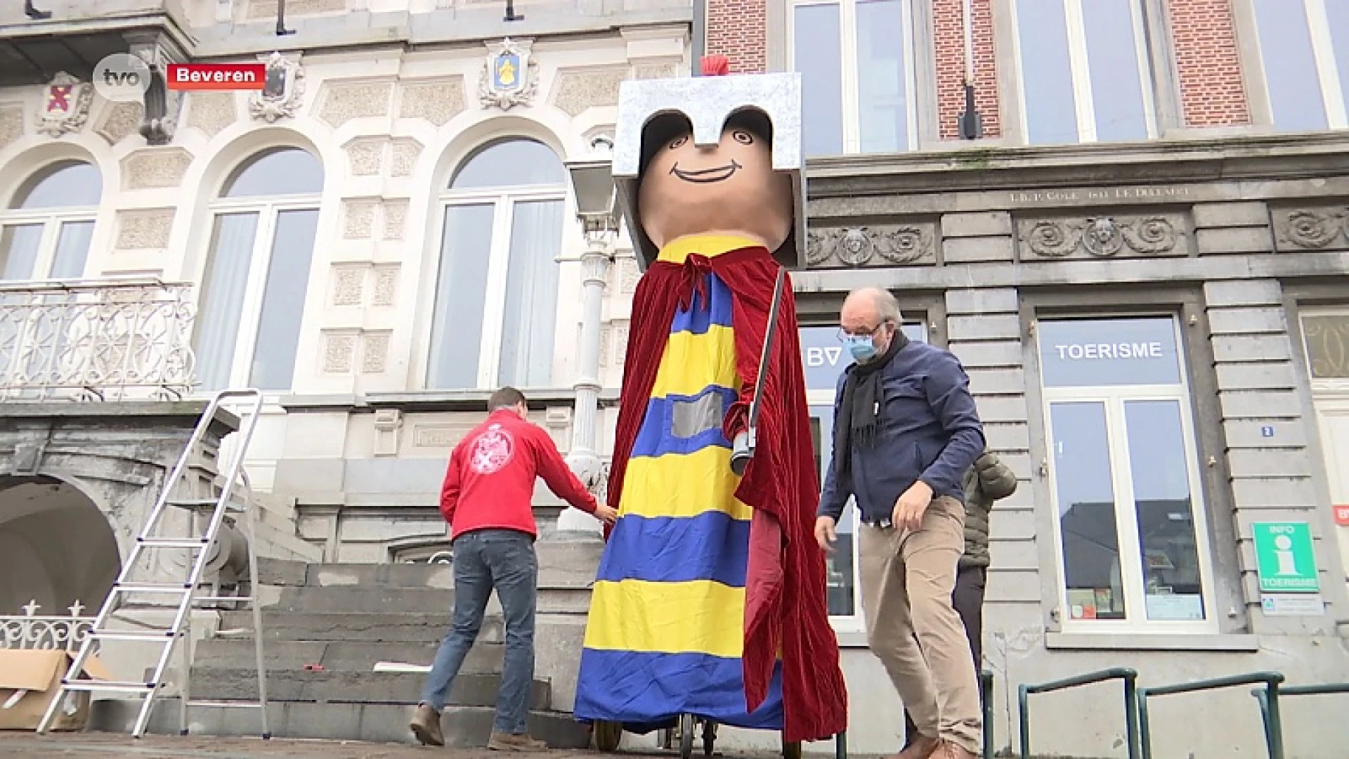 Reus Sint Maarten Krijgt Mantel En Zwaard In Centrum Beveren TV OOST Reus Sint Maarten Krijgt Mantel En Zwaard In Centrum Beveren TV OOST