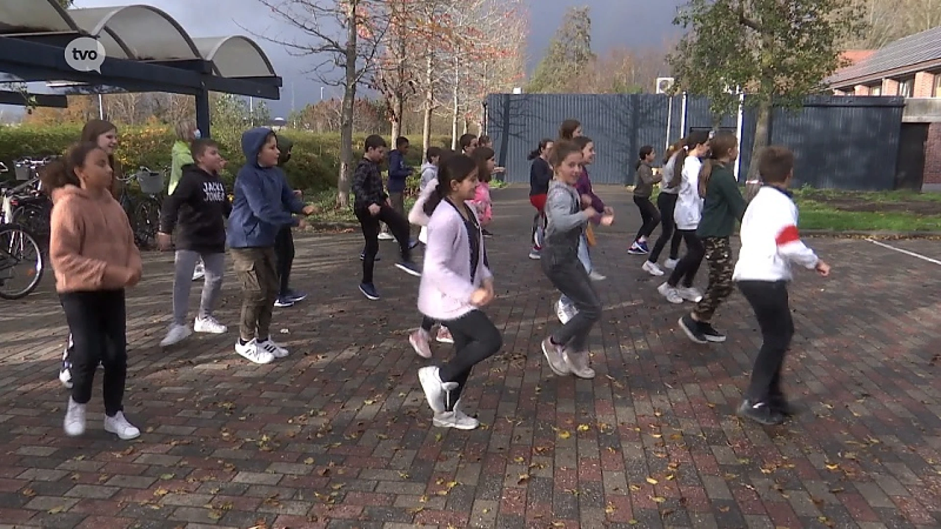 Zesde leerjaar De Puzzel danst voor Hof ter Veldeken in Lebbeke