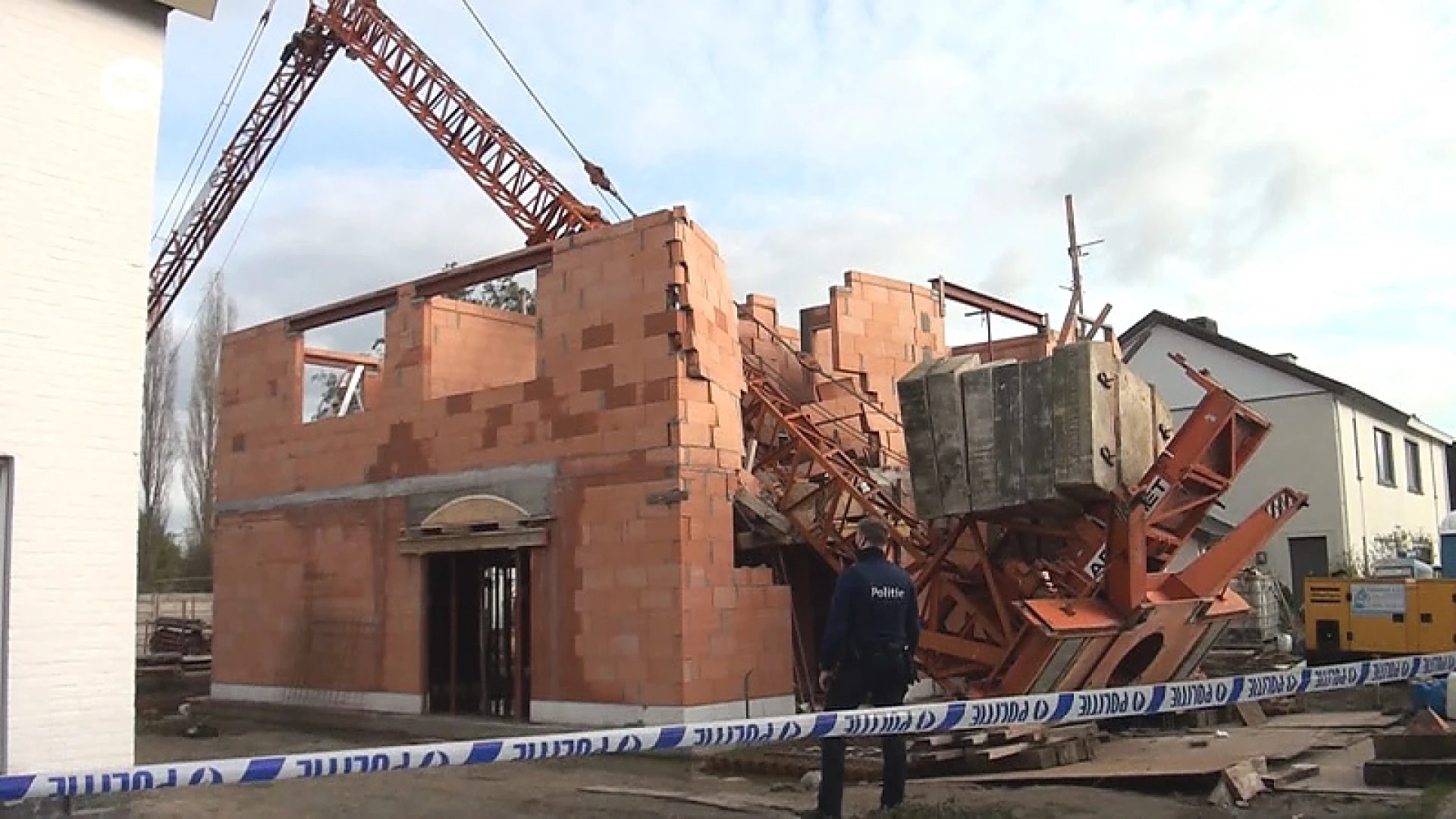 Bouwkraan valt op huis in Grembergen