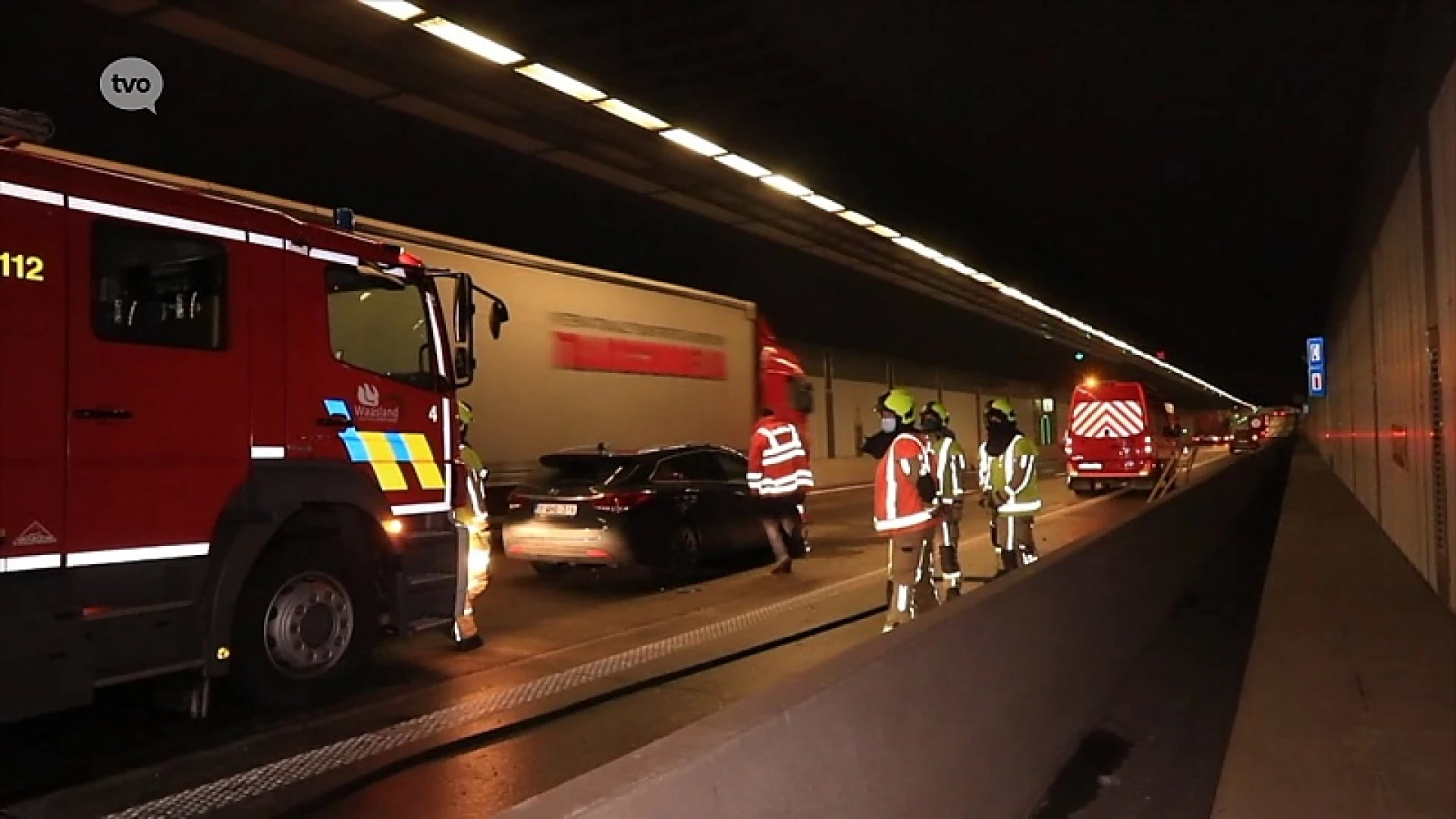 Beverentunnel: Auto rijdt achteraan in op vrachtwagen