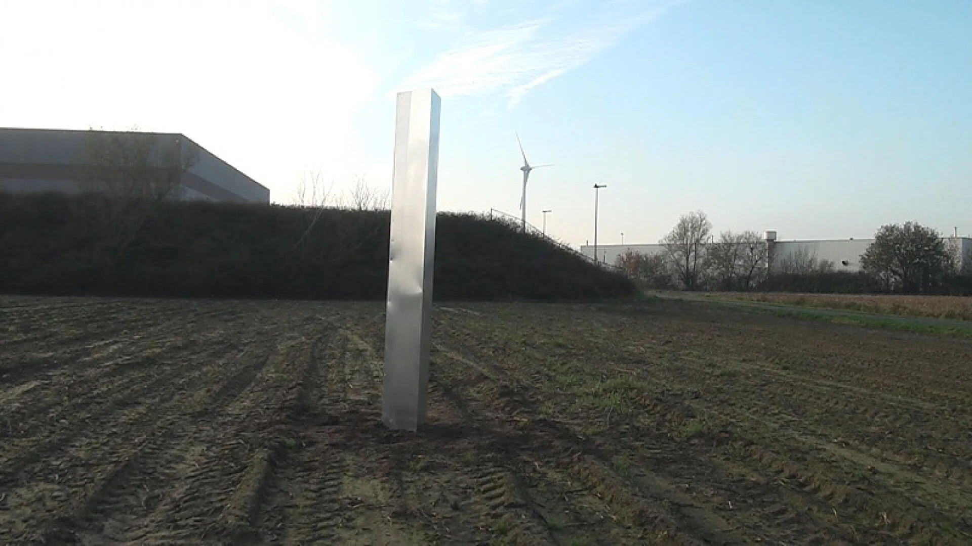 Mysterieuze monoliet duikt op in Baasrode: "Op mijn patattenveld? Ja, doe maar, het is toch winter"