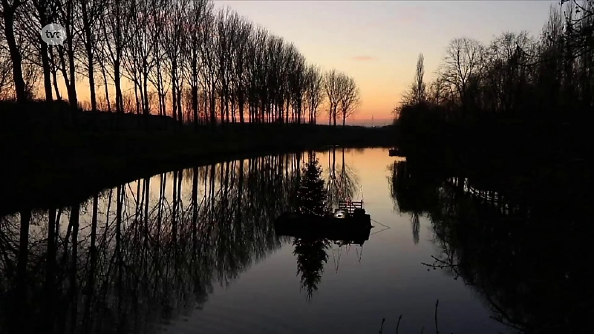 Drijvende kerststal in Kallo is een plaatje