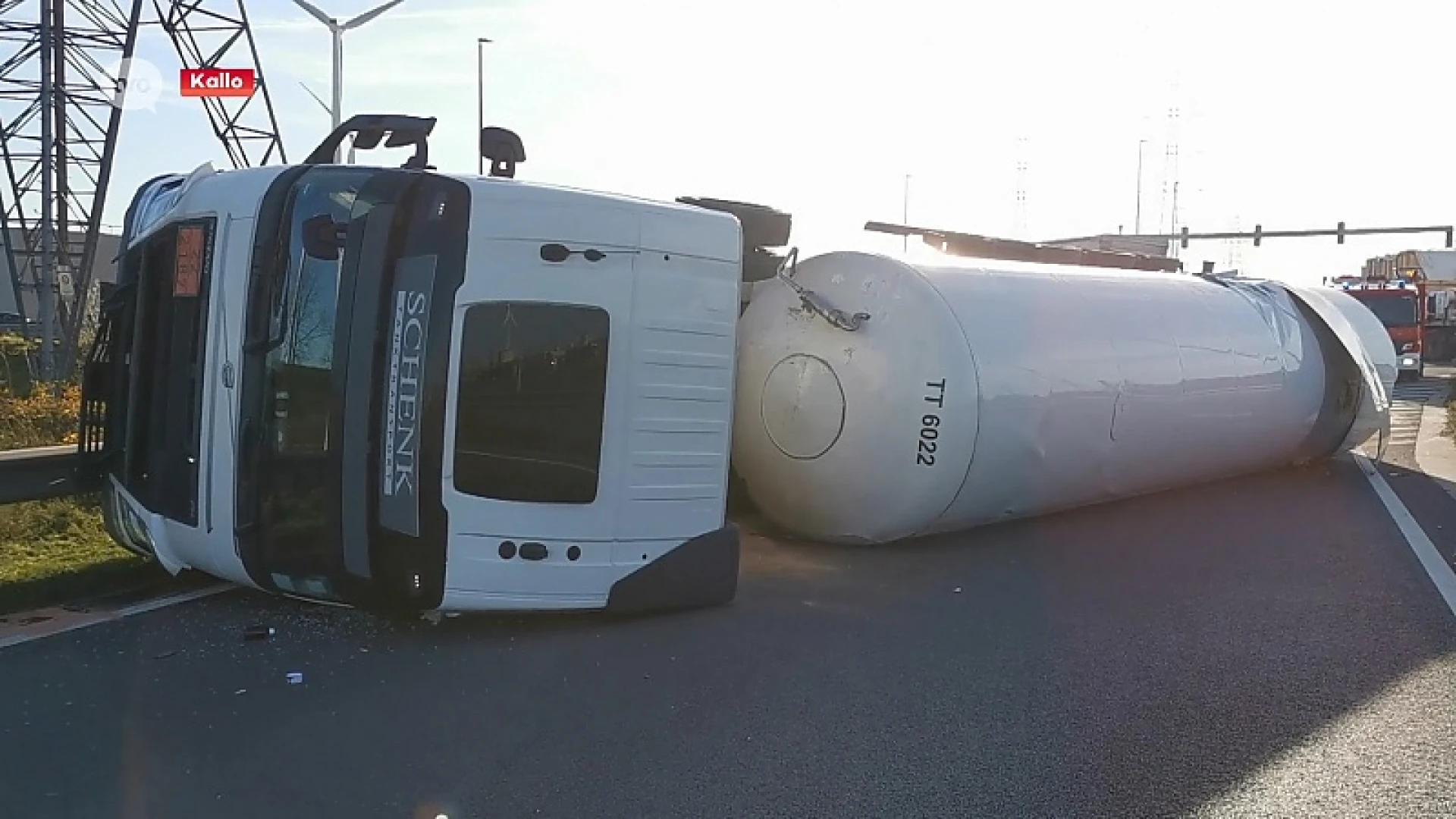 Vrachtwagens botsen tegen elkaar aan Hollands Complex in Kallo