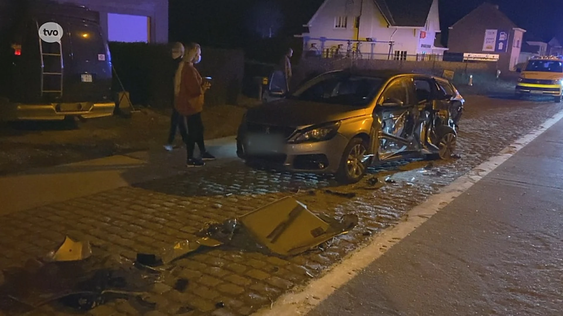 Bestelwagen herleidt geparkeerde auto tot schroot in Erondegem