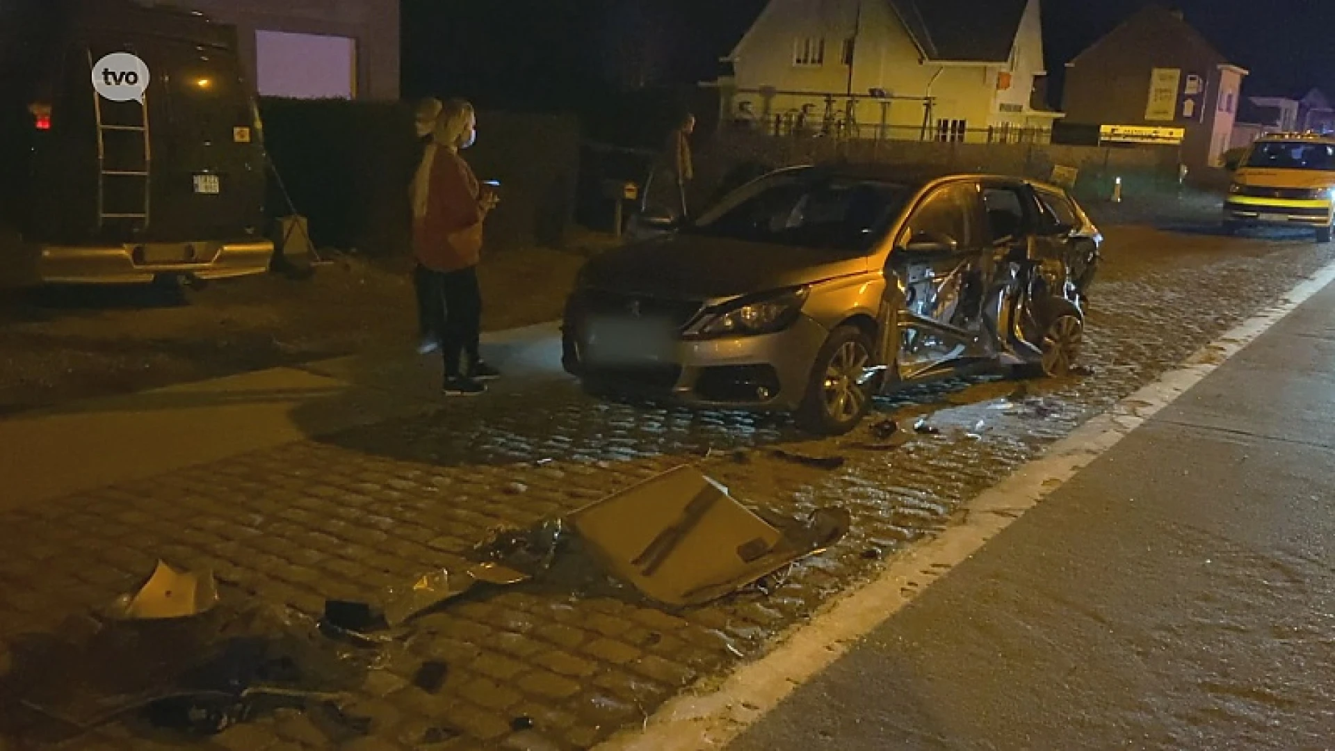 Bestelwagen herleidt geparkeerde auto tot schroot in Erondegem