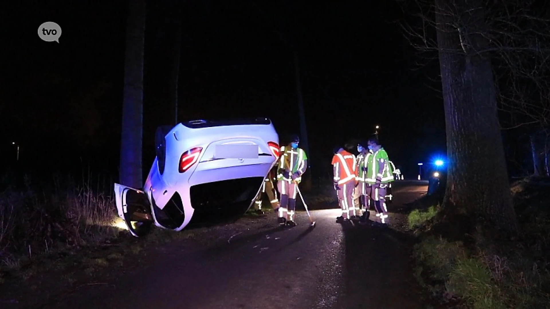 Beveren: Auto mist bocht, botst tegen boom en landt op z'n dak