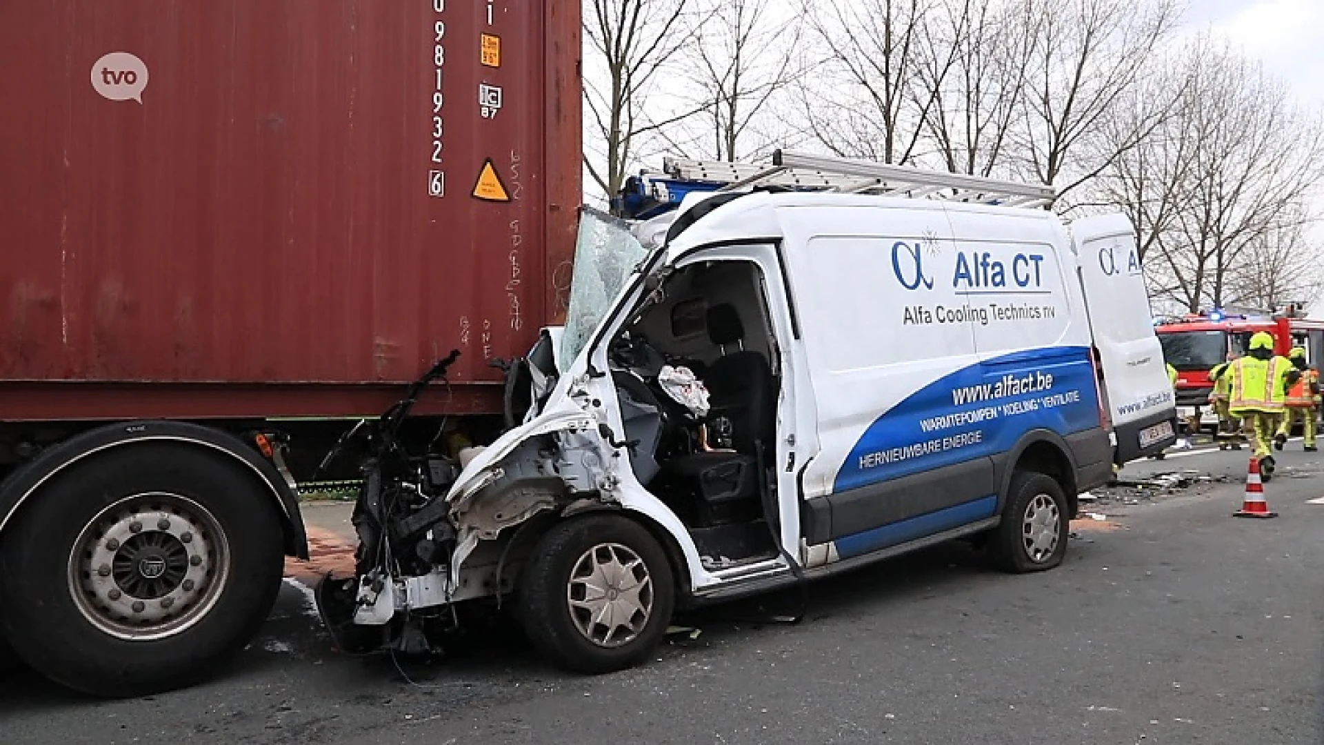 E34 tijdje versperd door botsing tussen bestelwagen en vrachtwagen