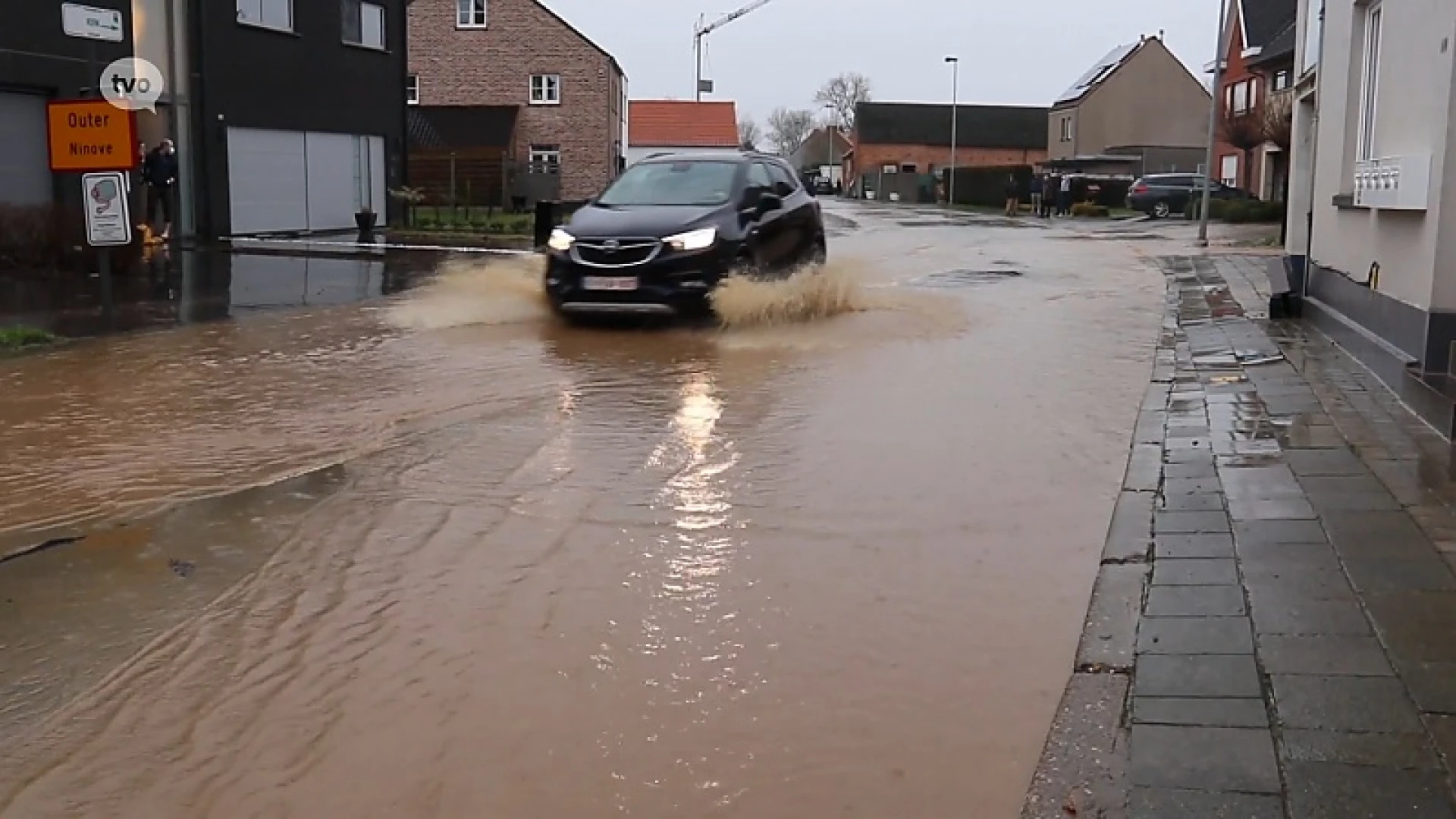 Veel onbevaarbare waterlopen weer buiten hun oevers getreden