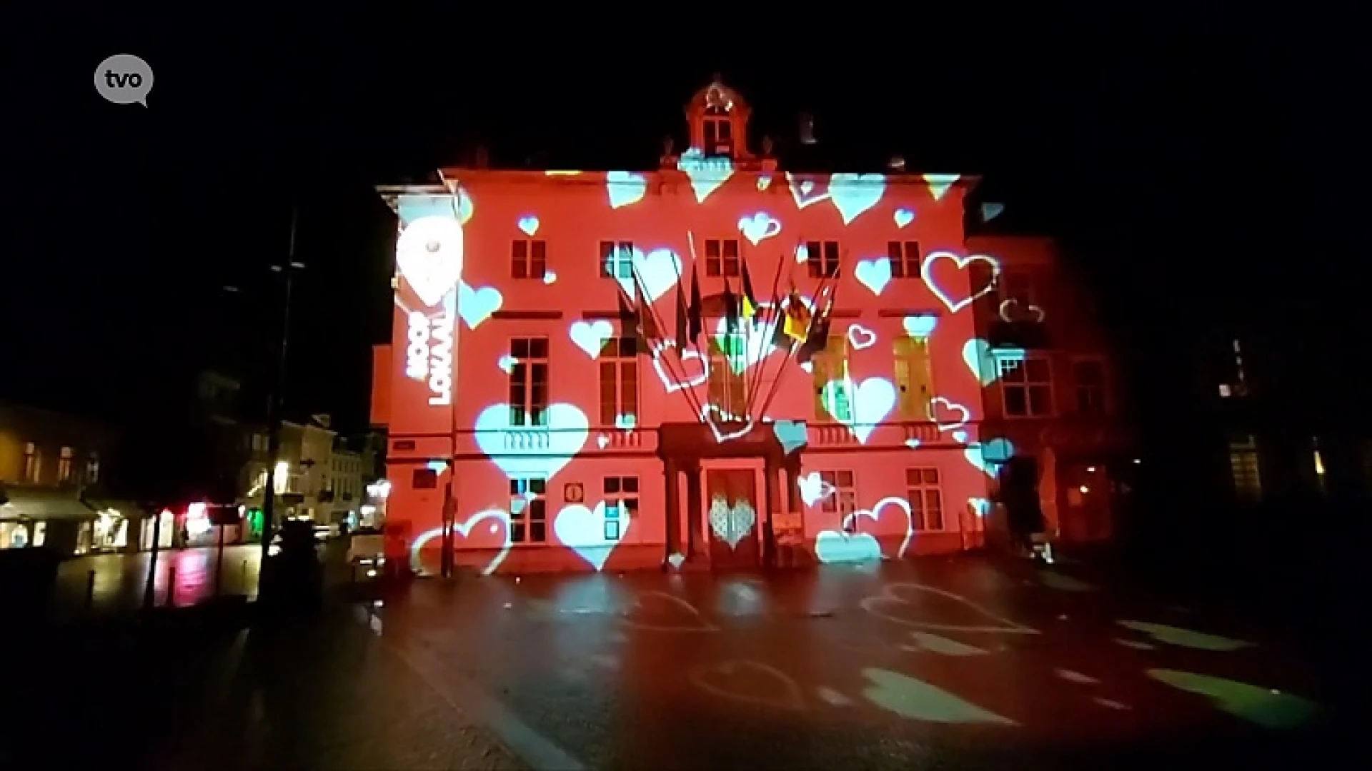 Oude stadhuis van Zottegem wordt verlicht in prachtig rood decor met witte hartjes