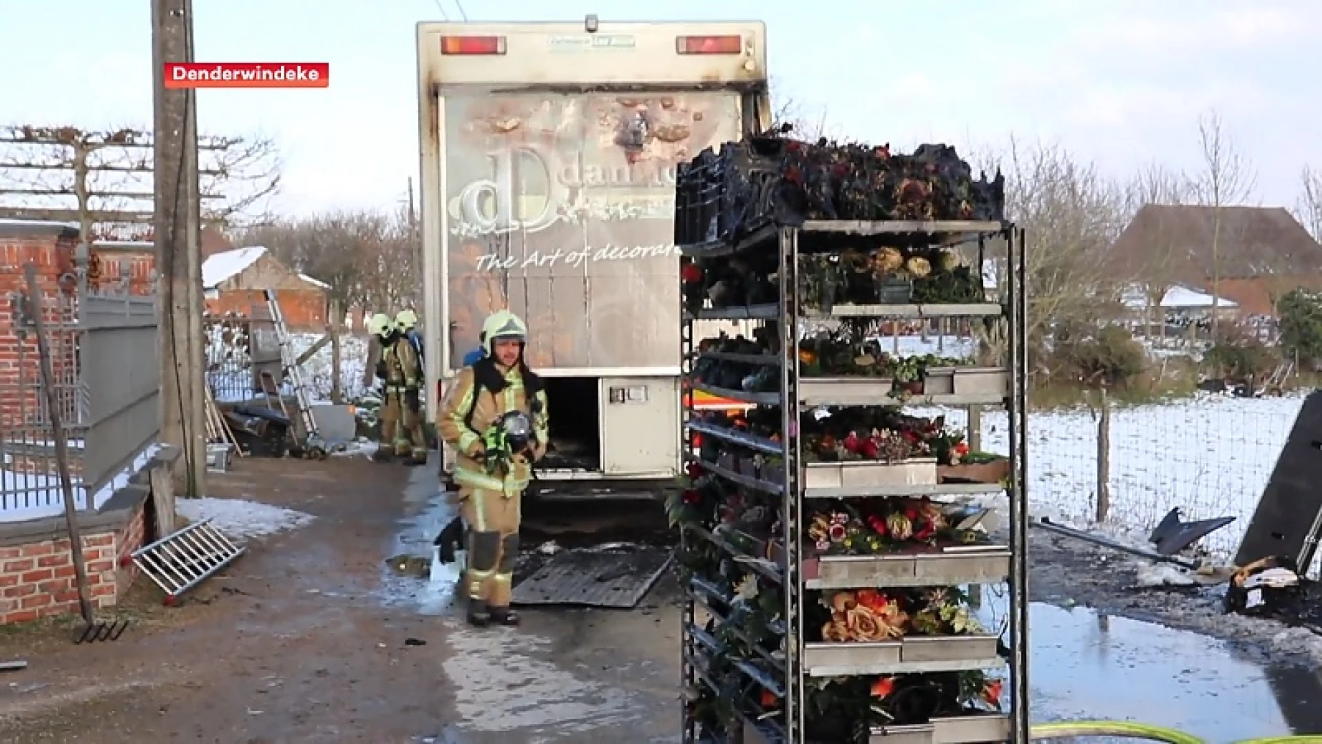 Wagen van marktkramer brandt uit in Denderwindeke