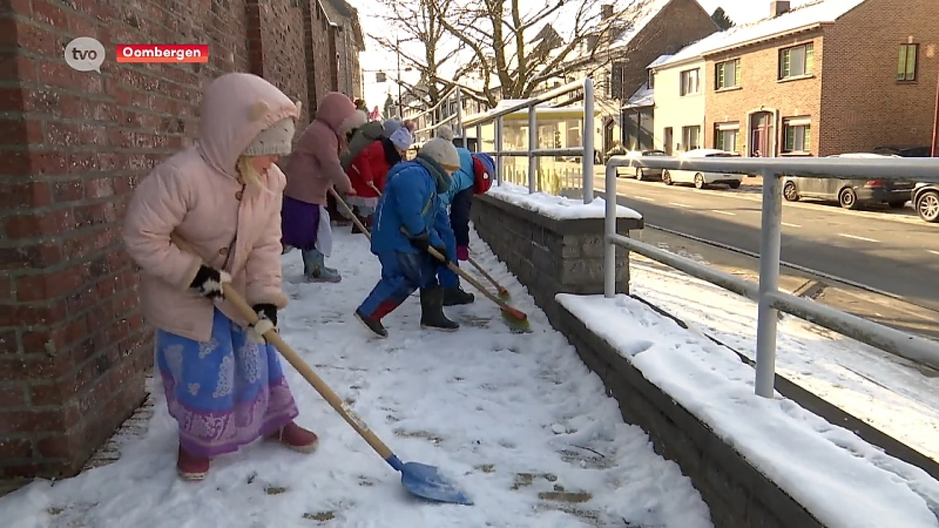 Vrieskou of niet, deze kinderen in Oombergen krijgen altijd buiten les: "Ik heb drie broeken aan"