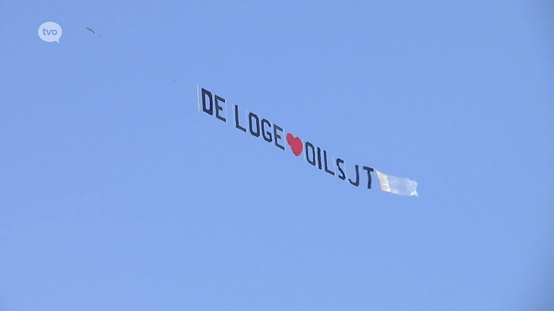 AKV De Loge laat spandoek overvliegen: De Loge loves Oilsjt