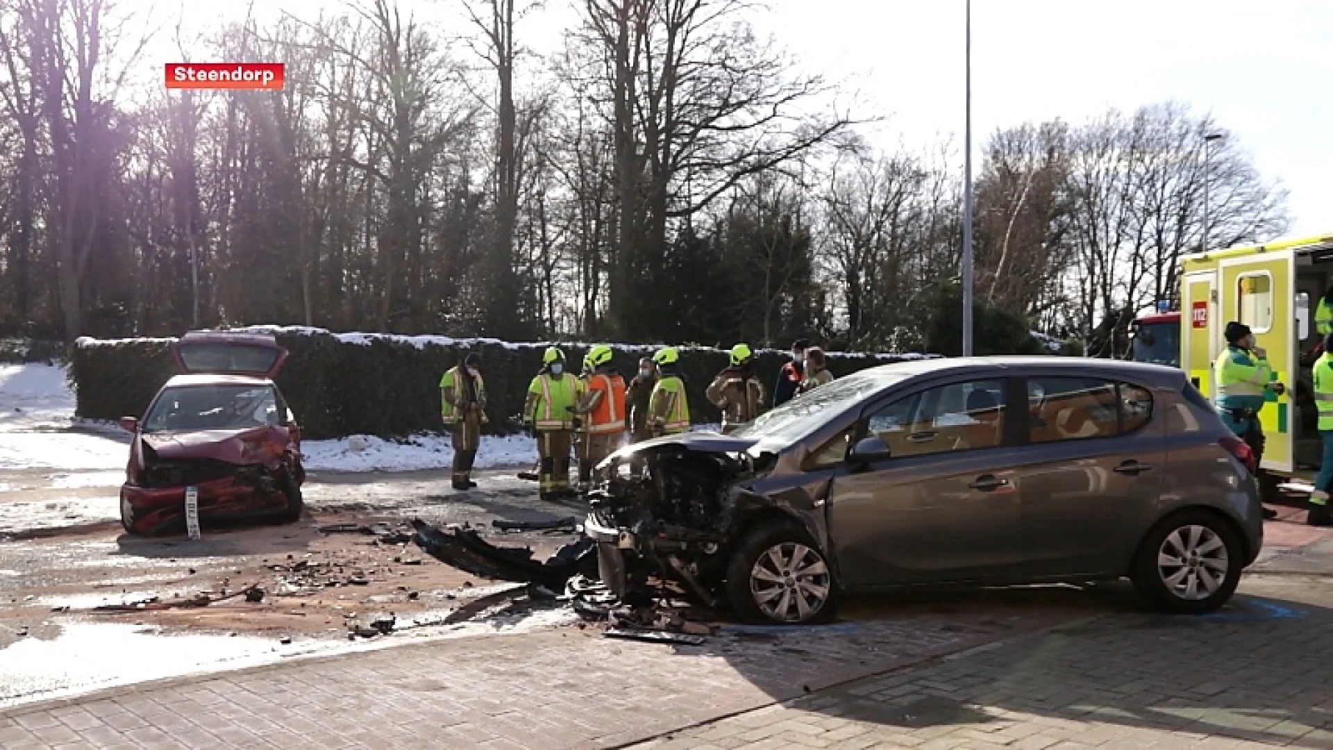 Twee zwaargewonden na frontale botsing in Steendorp