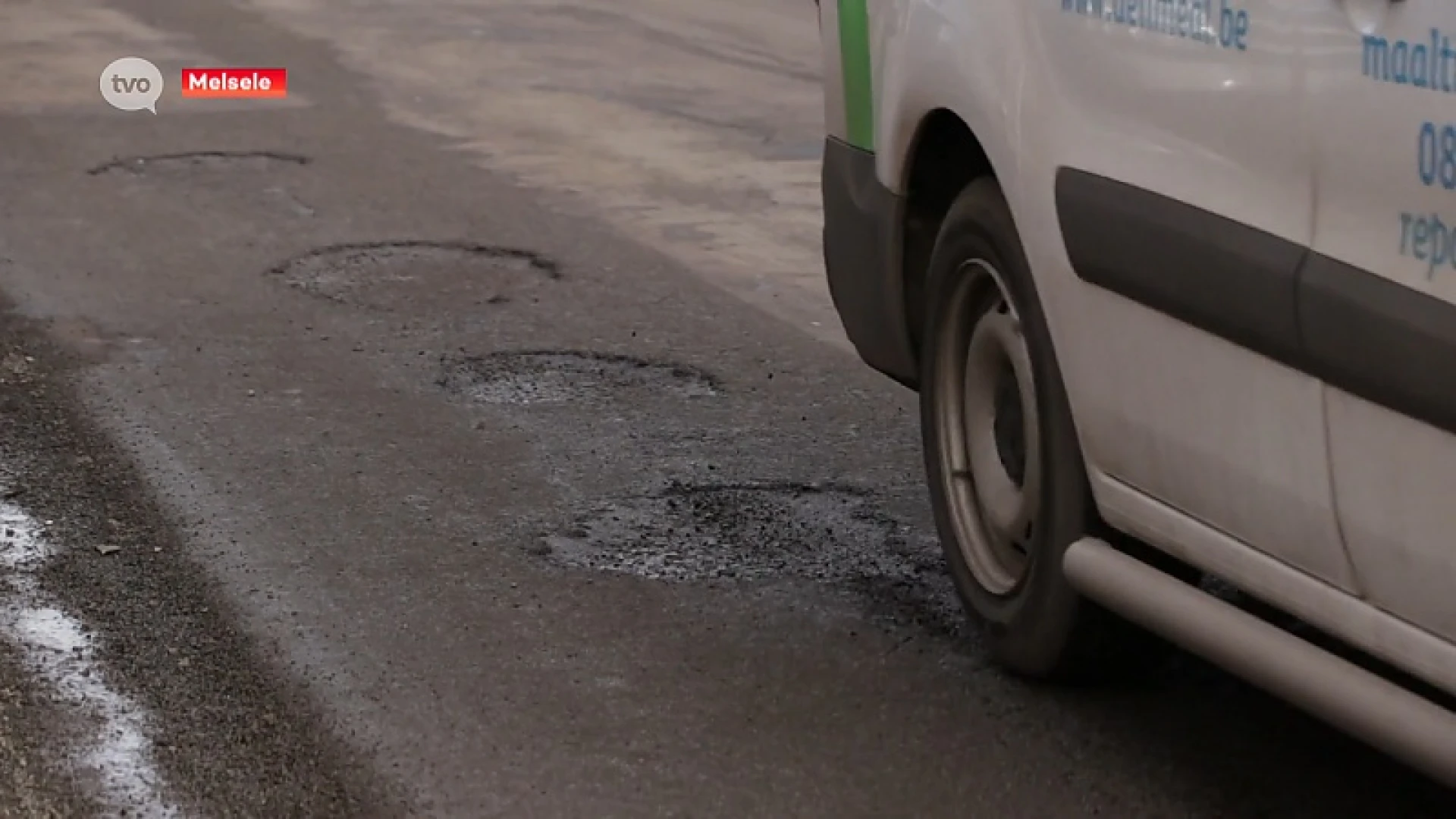 Vorst tovert wegdek om in maanlandschap