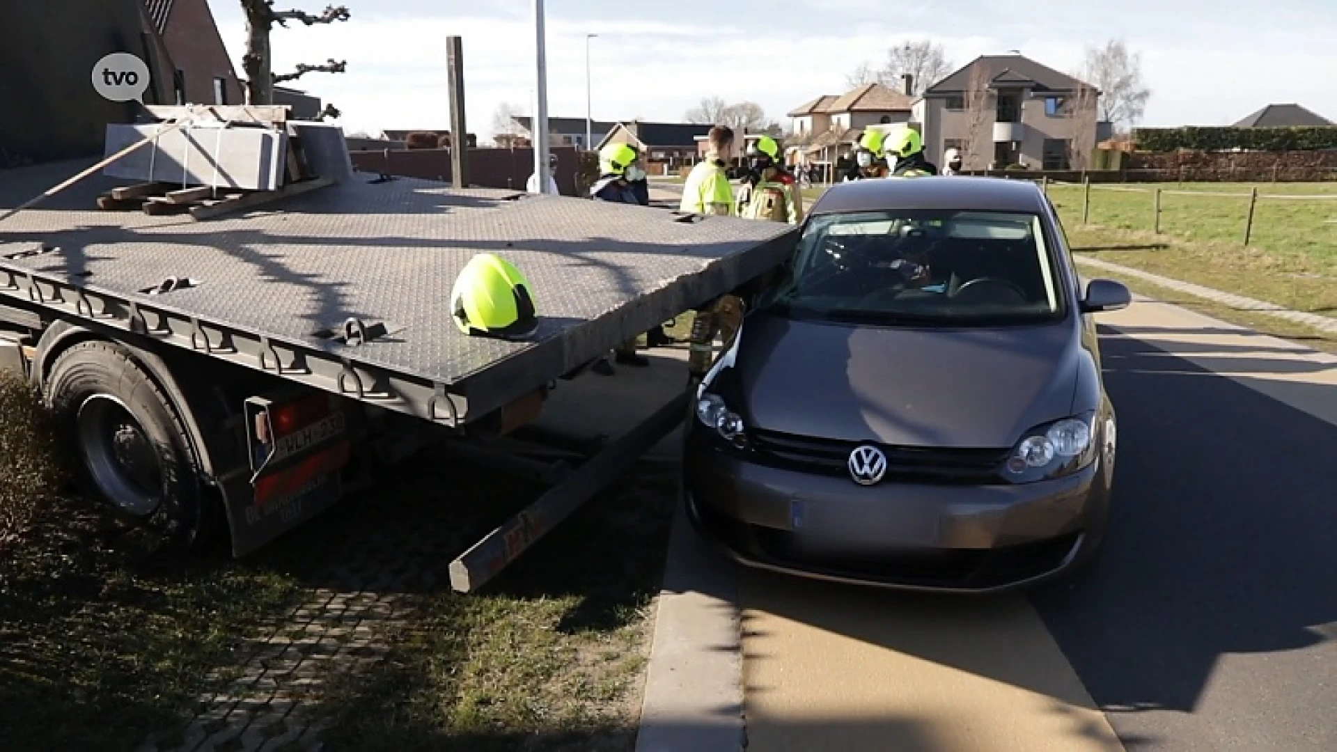 Wagen rijdt op geparkeerde oplegger in Stekene