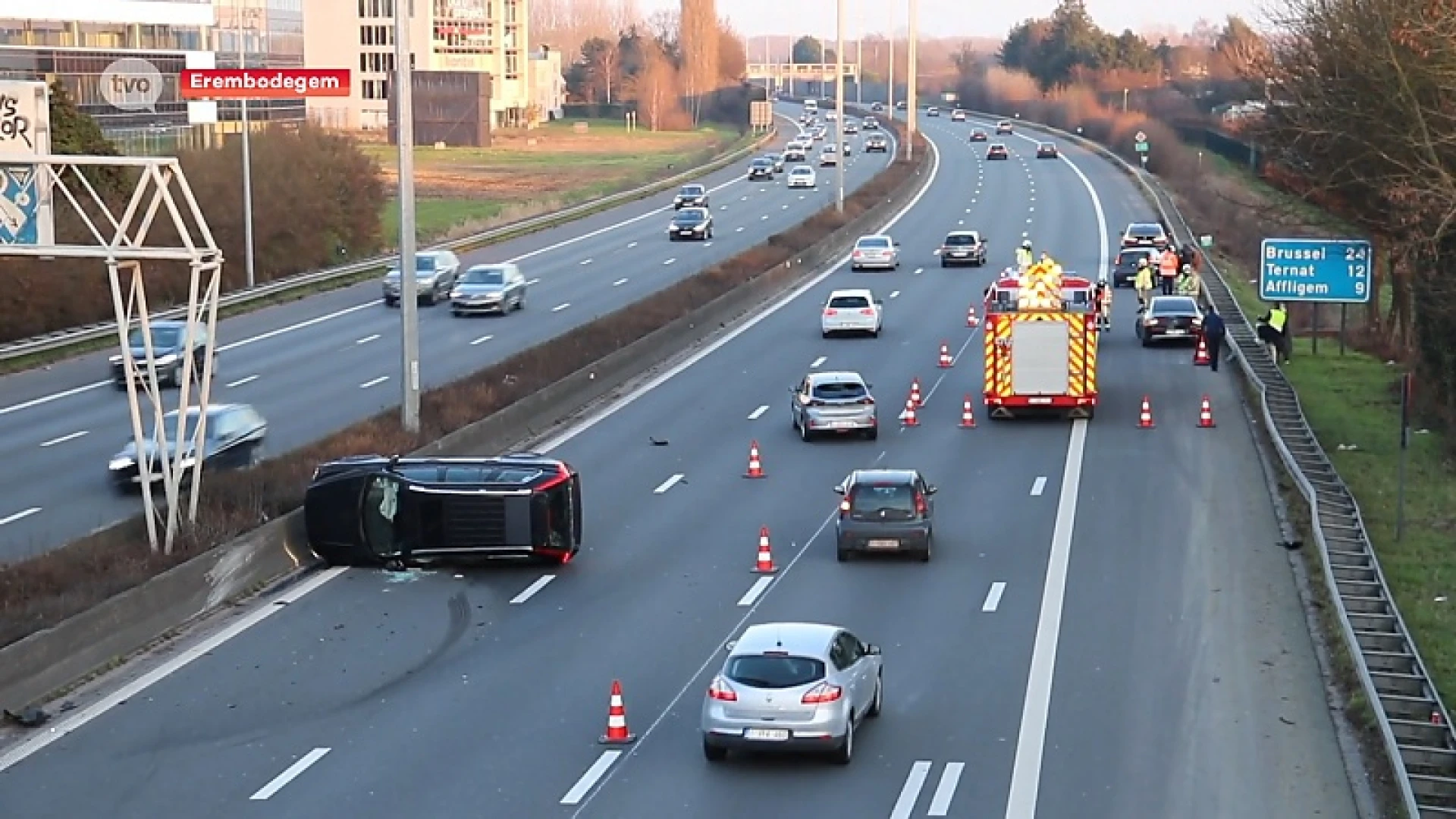 Fileleed op E40 door gekantelde auto in Erembodegem