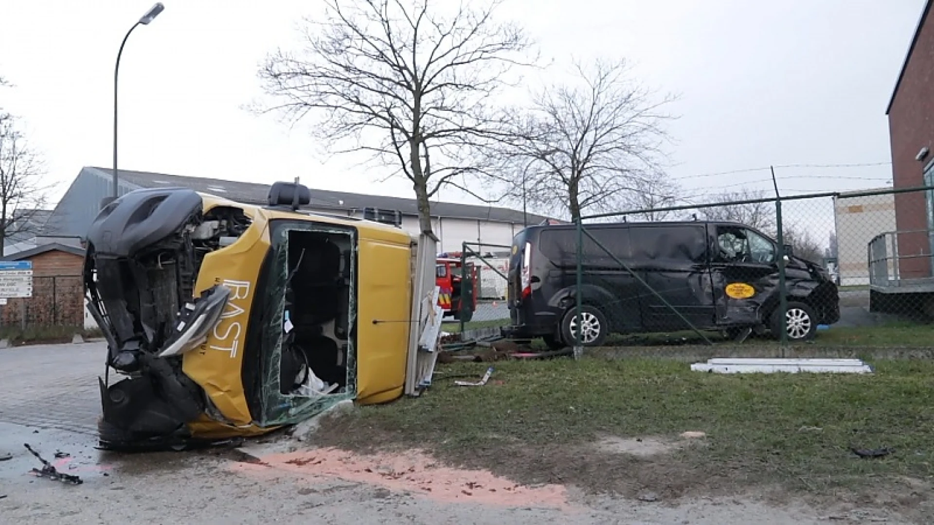 Zware botsing tussen twee bestelwagens in Zele