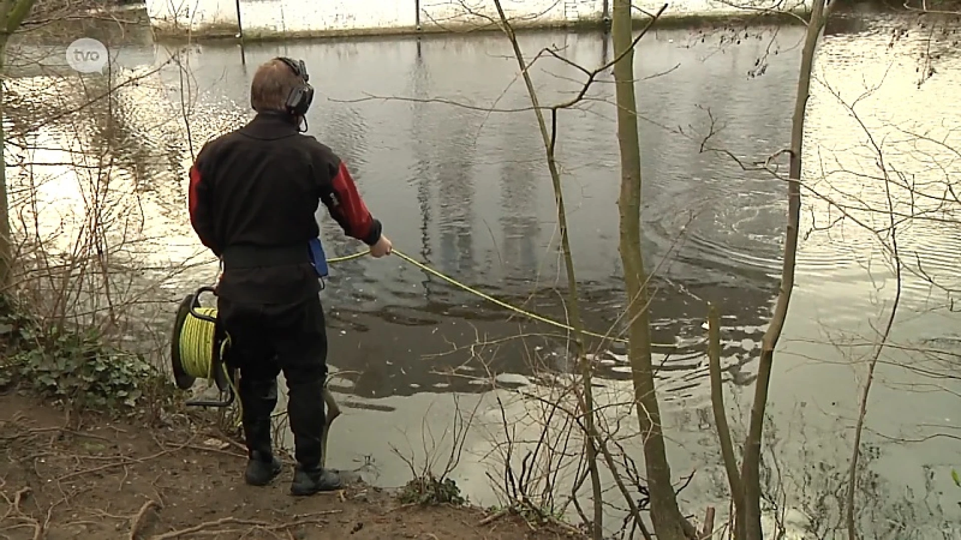 Speurders dreggen vijvers op zoek naar bewijsmateriaal aan Hof ter Welle in Beveren