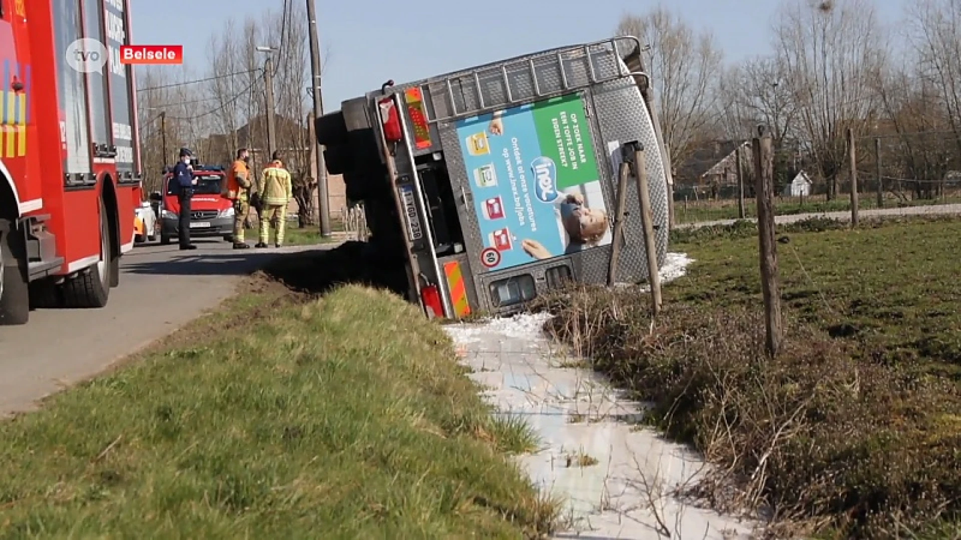 Tankwagen met melk kantelt in gracht in Belsele