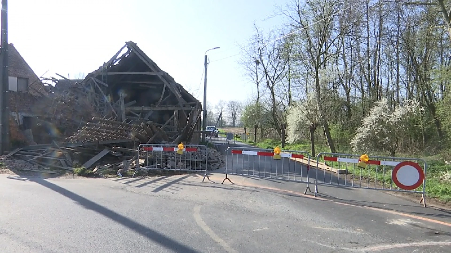 Bestelwagen rijdt in op 100-jaar oude schuur, gebouw stort in