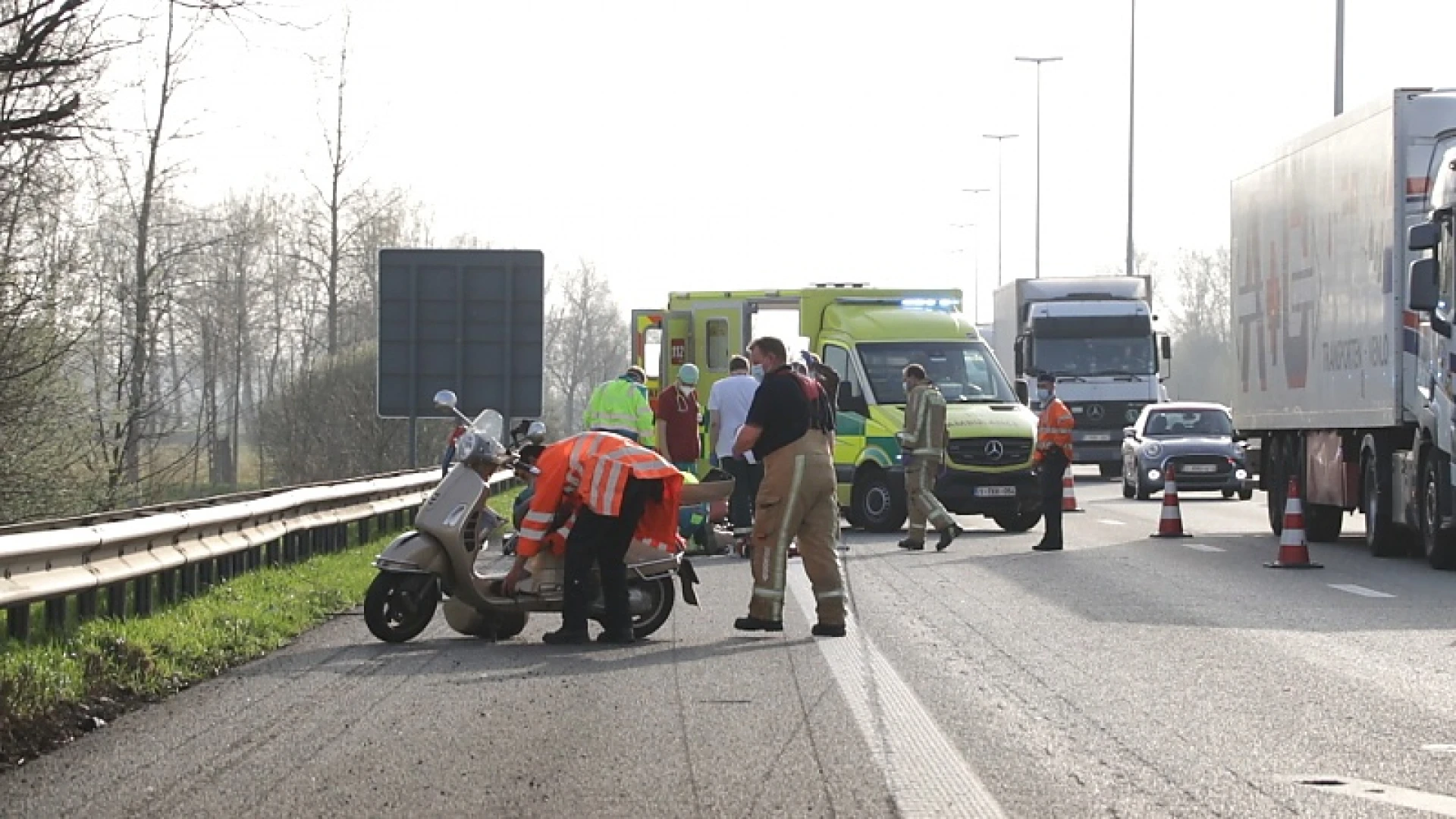 Man zwaargewond na val met scooter op E17 in Haasdonk