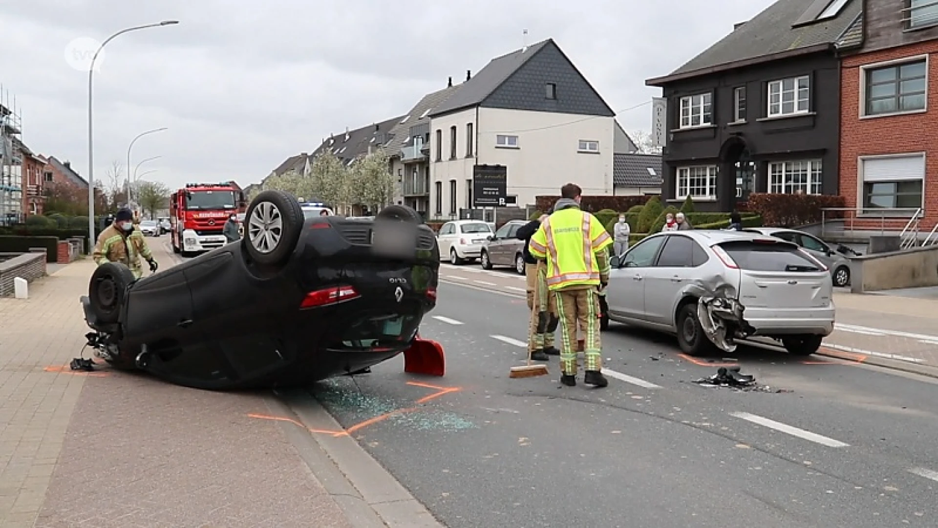 Haaltert: Auto belandt op dak na botsing, bestuurder gewond