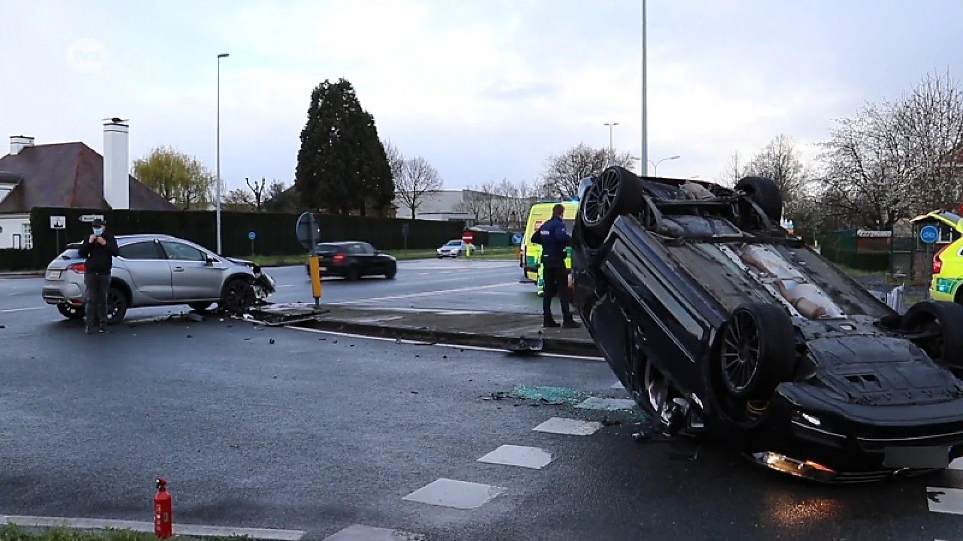 Auto over de kop in Hofstade