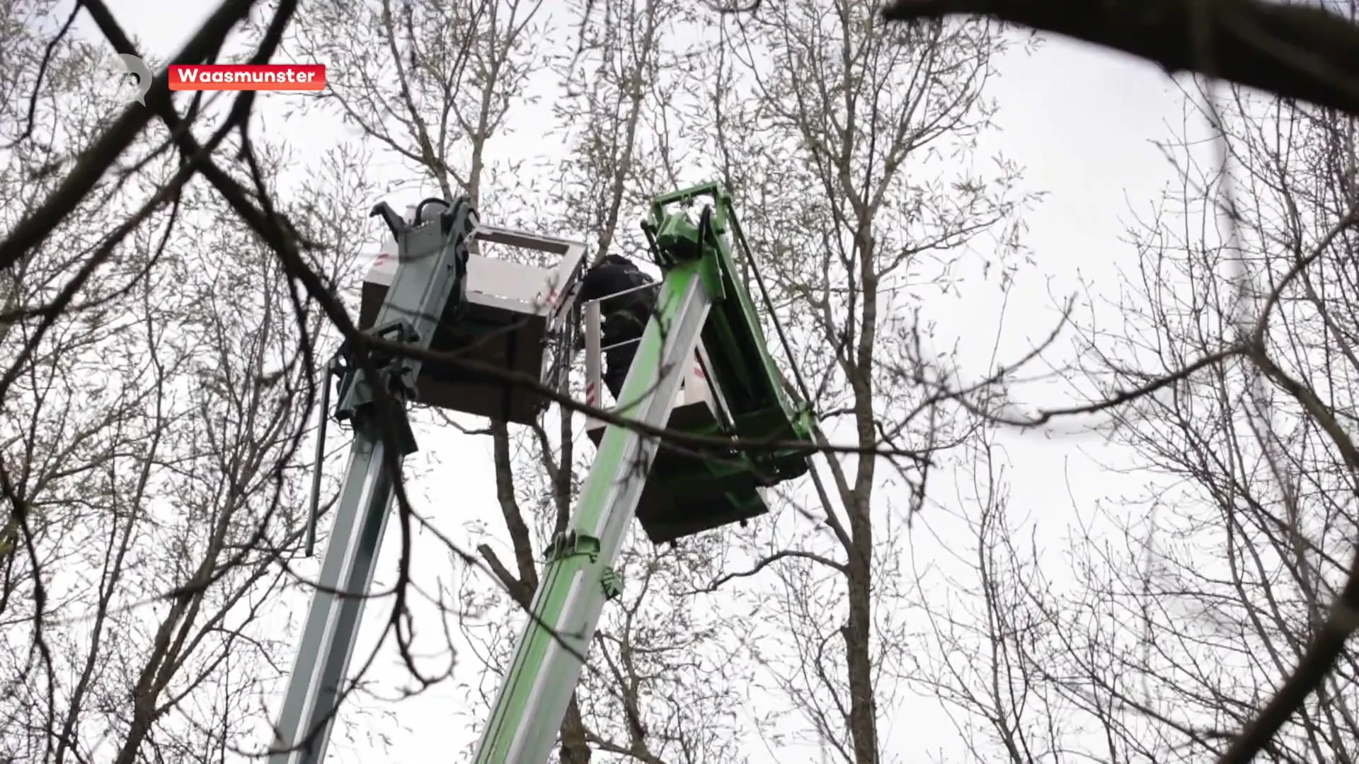 Brandweer redt 2 mannen die 20 meter hoog vastzitten in een hoogwerker