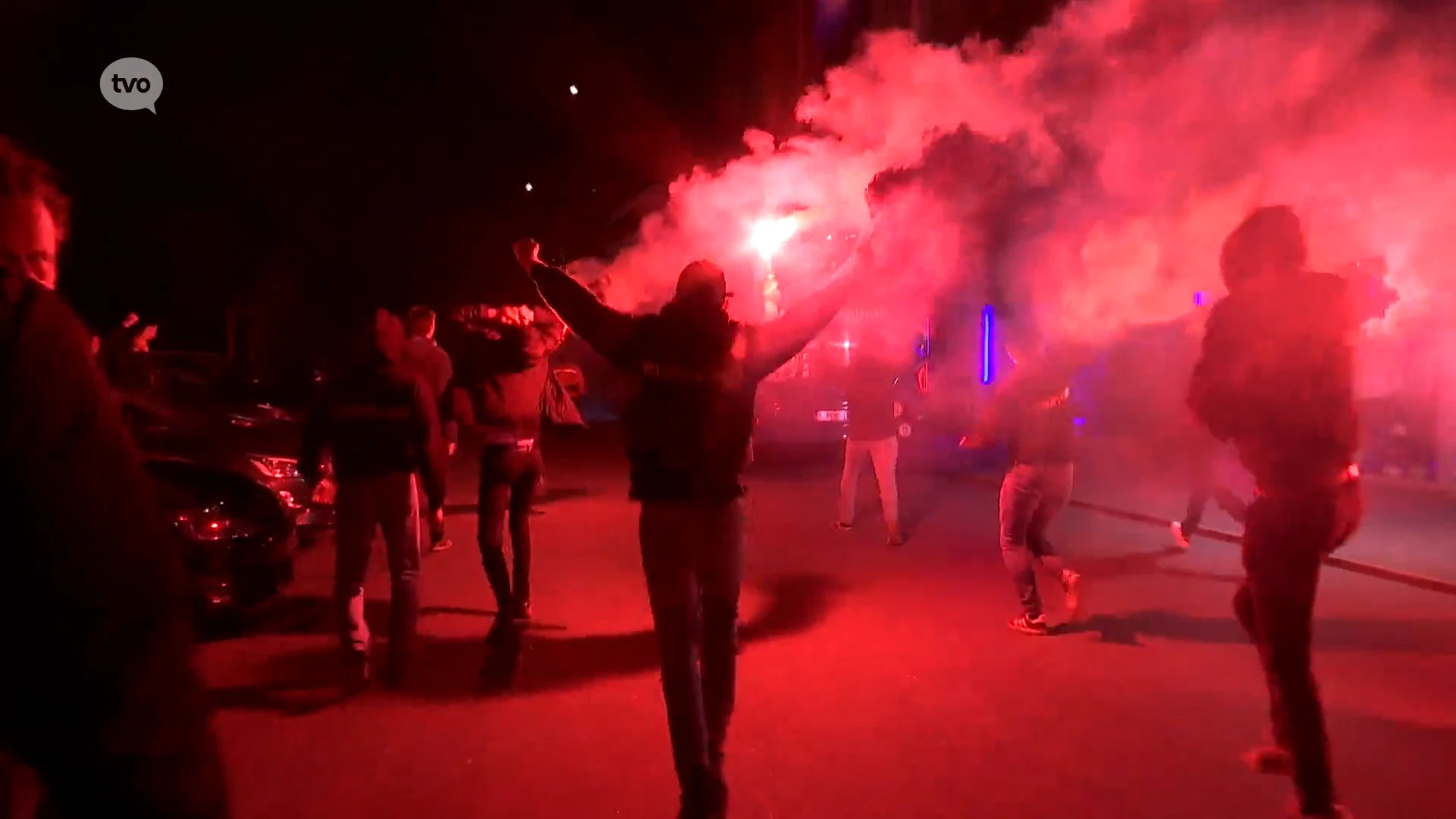 Vurige fans geven spelers Waasland-Beveren warm welkom