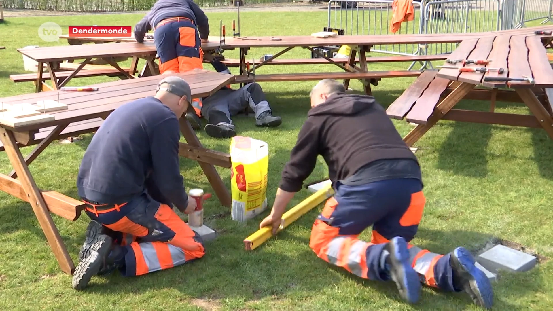 Leerlingen Romerocollege maken grote picknicktafel op Groene Dender