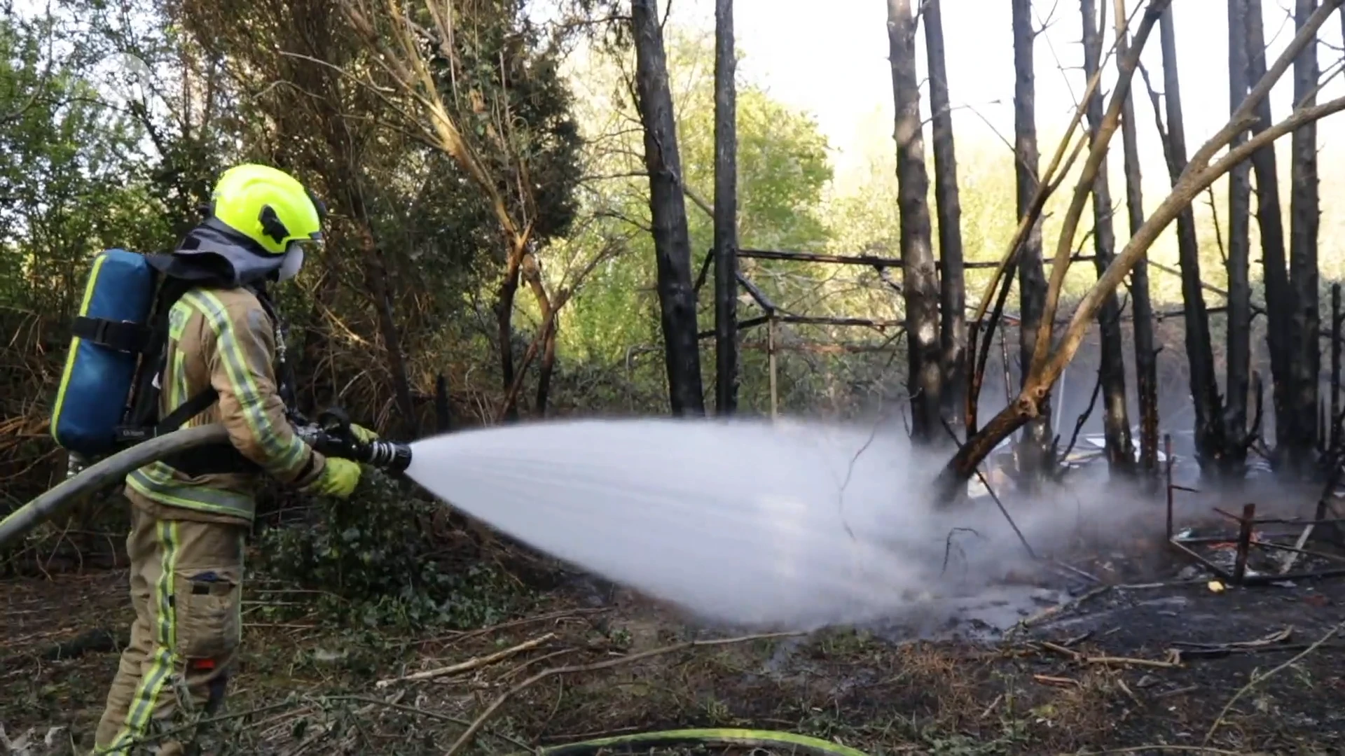 Doel opgeschrikt door brand achter leegstaande woning