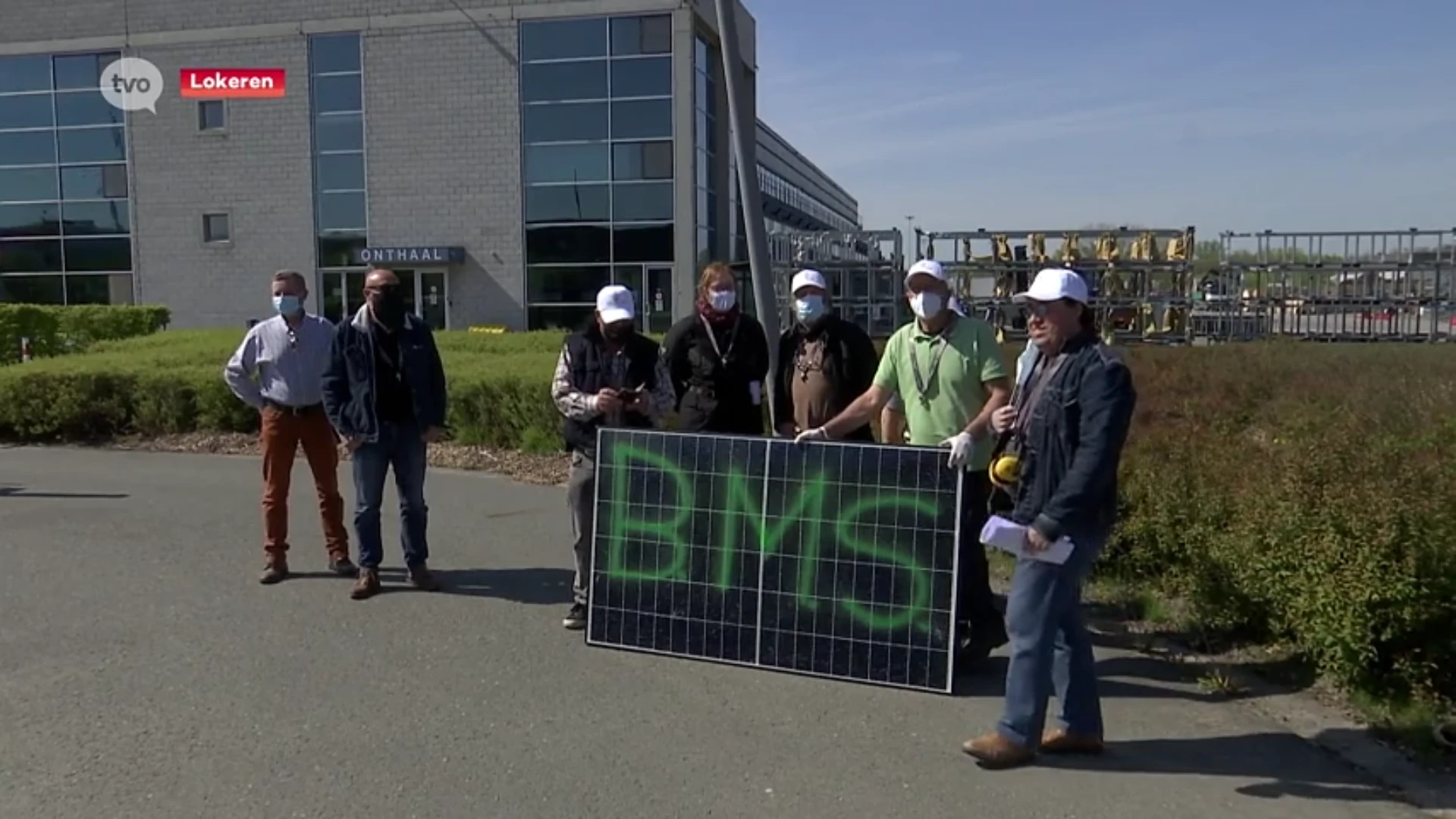Eigenaars zonnepanelen protesteren aan kantoren Fluvius in Lokeren