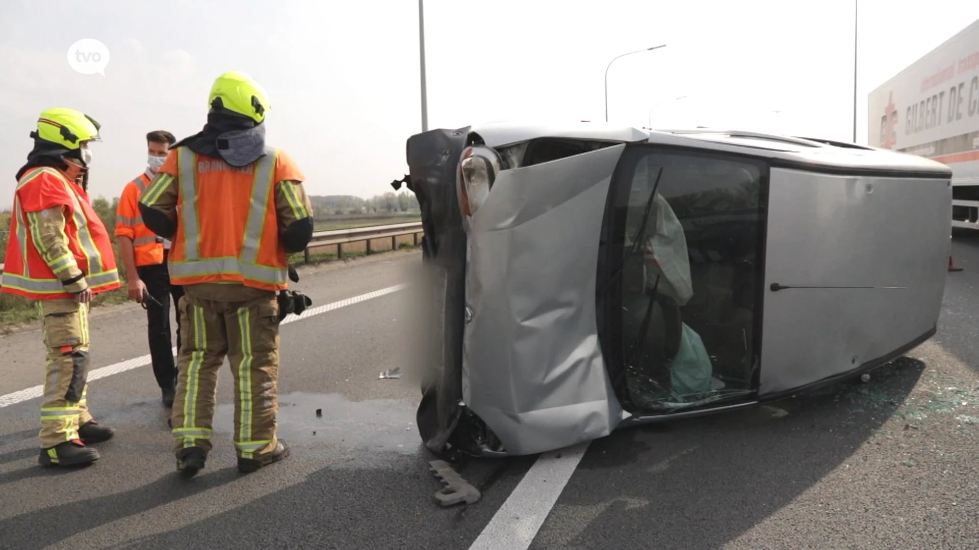 Wagen over de kop op E17: twee gewonden