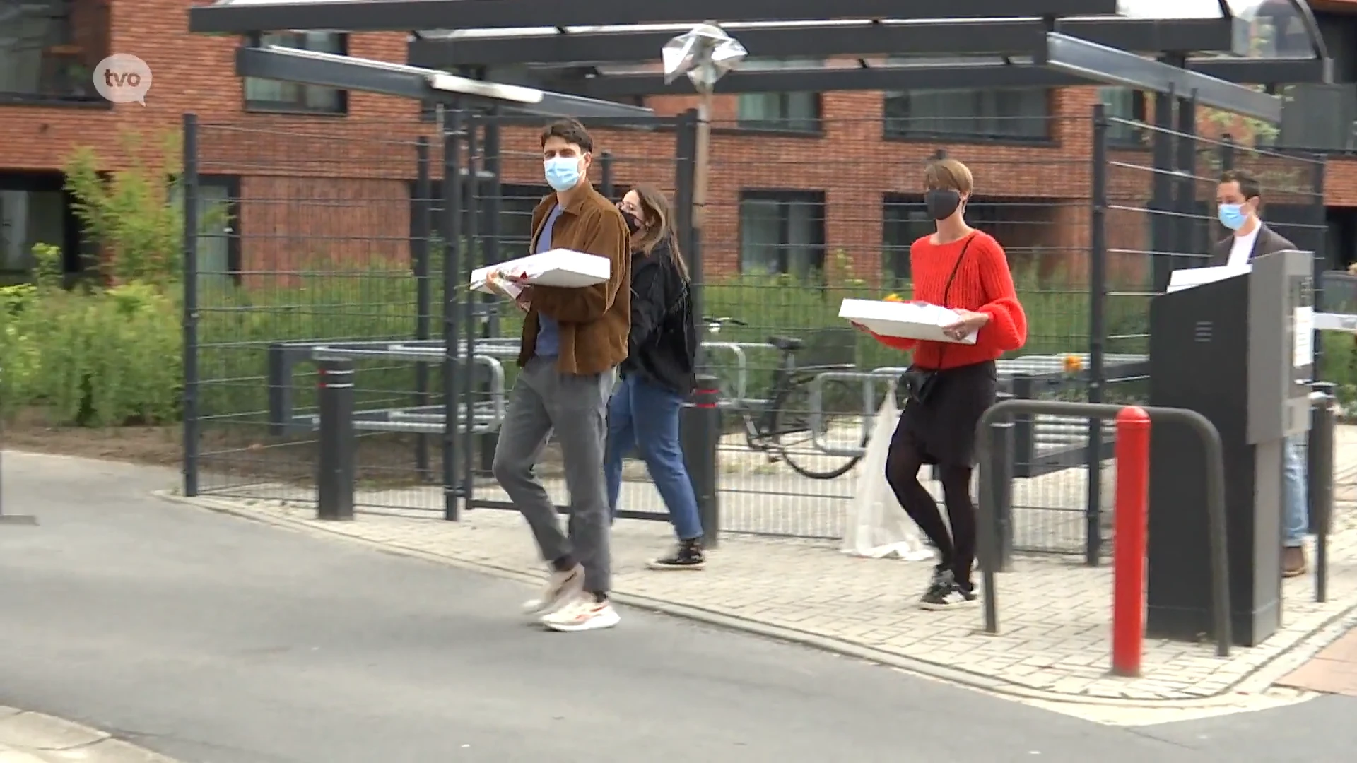 Conner Rousseau (Vooruit) deelt cake uit in Sint-Niklaas