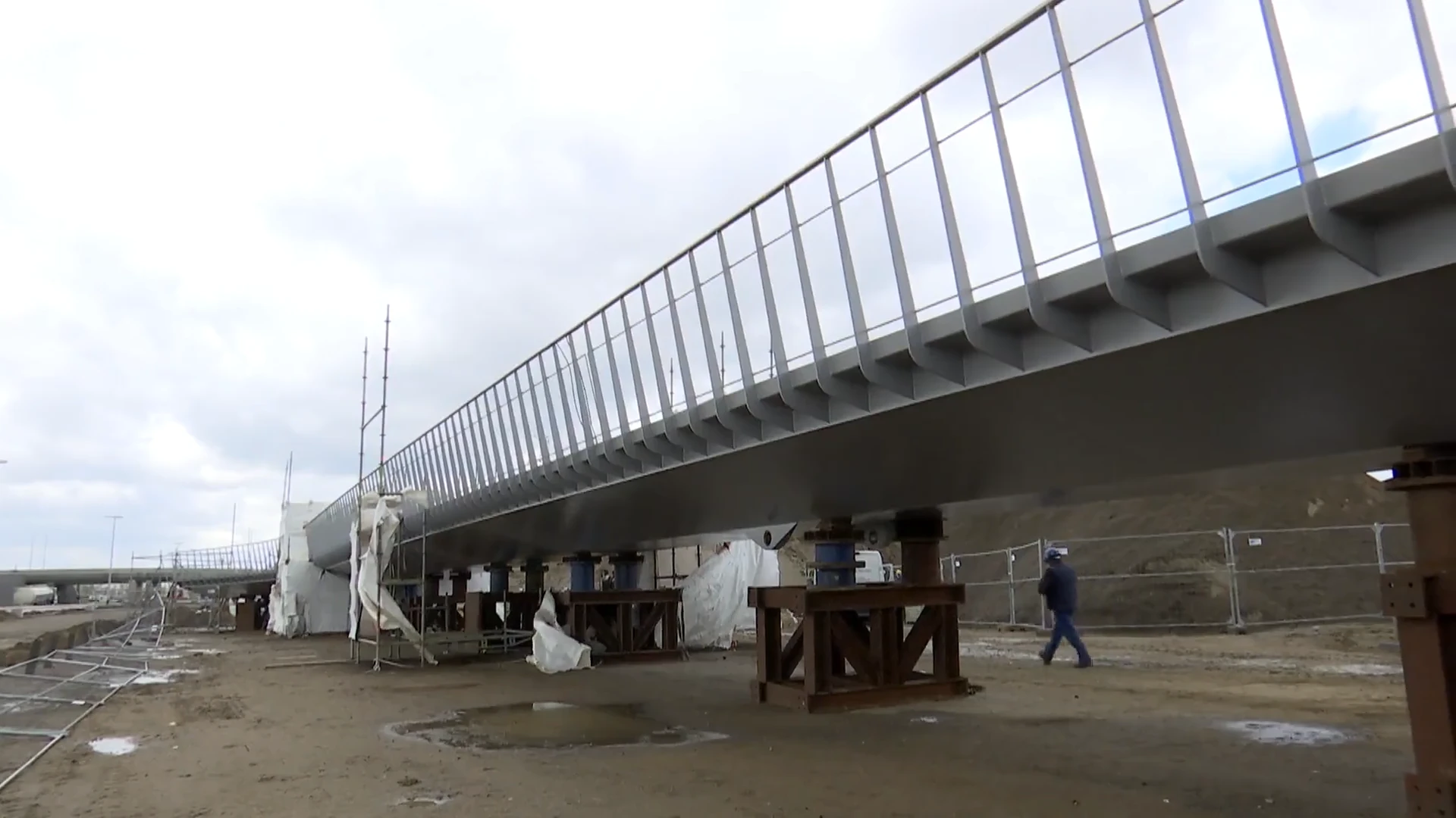 Deze gigantische fietsersbrug wordt dit weekend over de E34 geplaatst