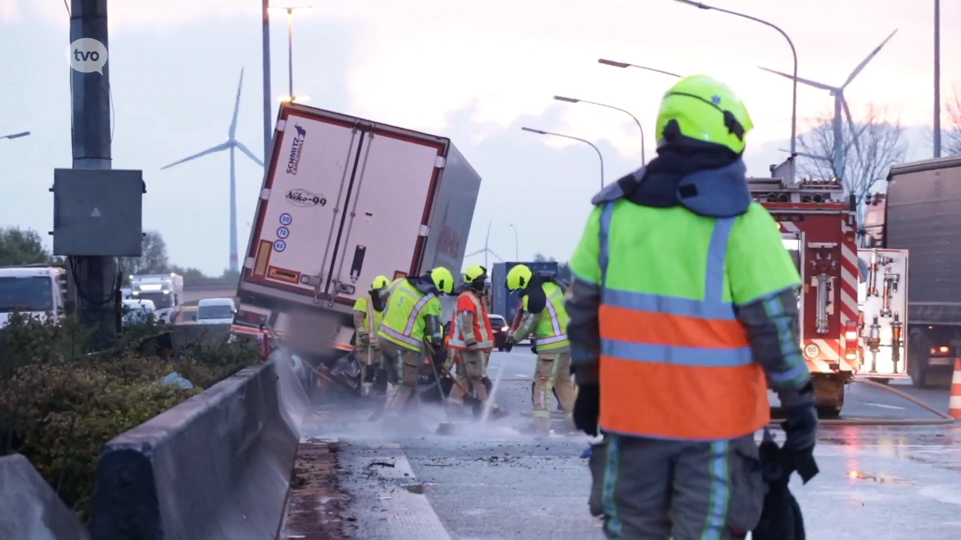 Truck verliest brandstof na crash door klapband op E17 in Haasdonk