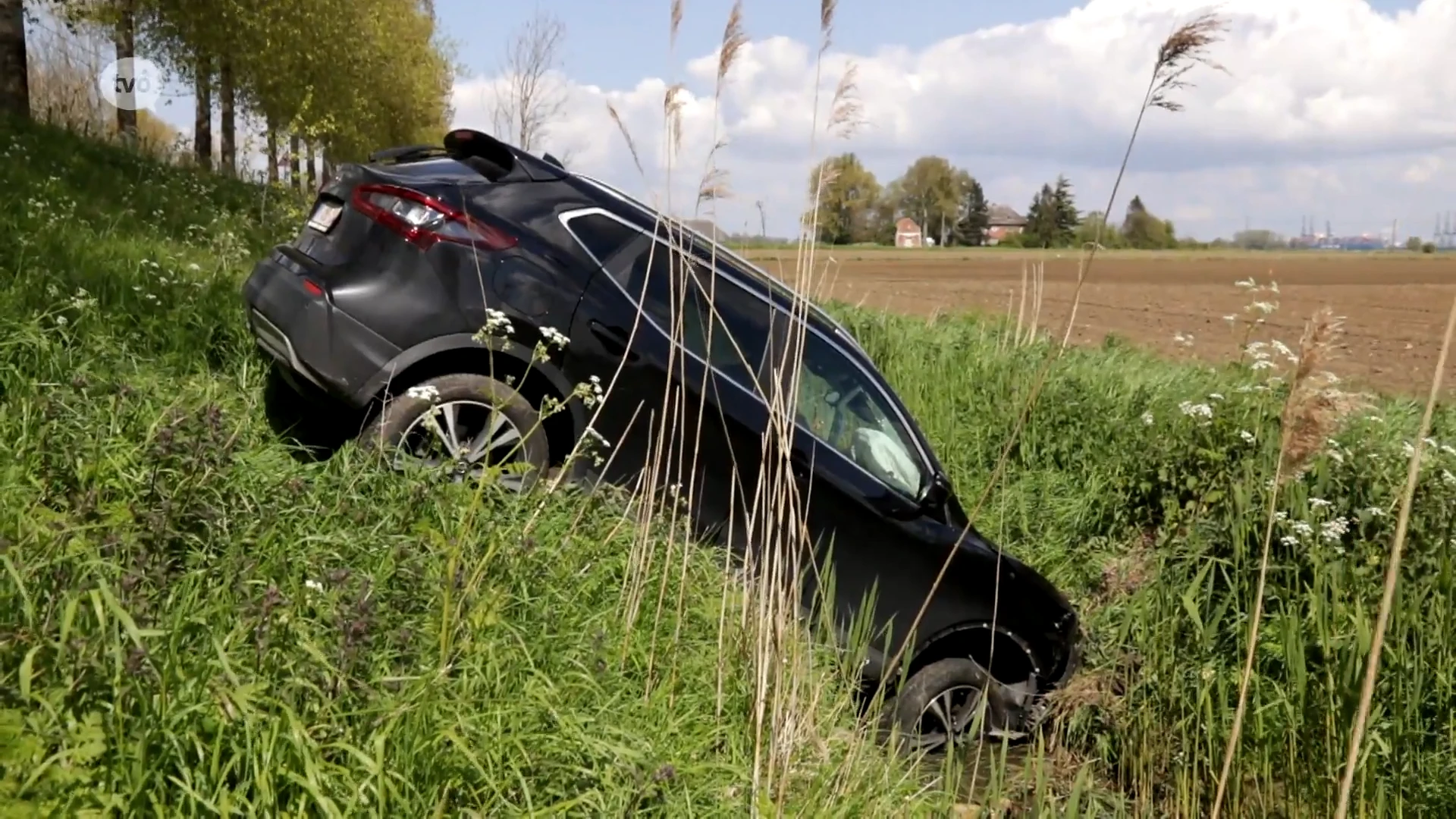 Auto belandt in gracht, bestuurder naar ziekenhuis