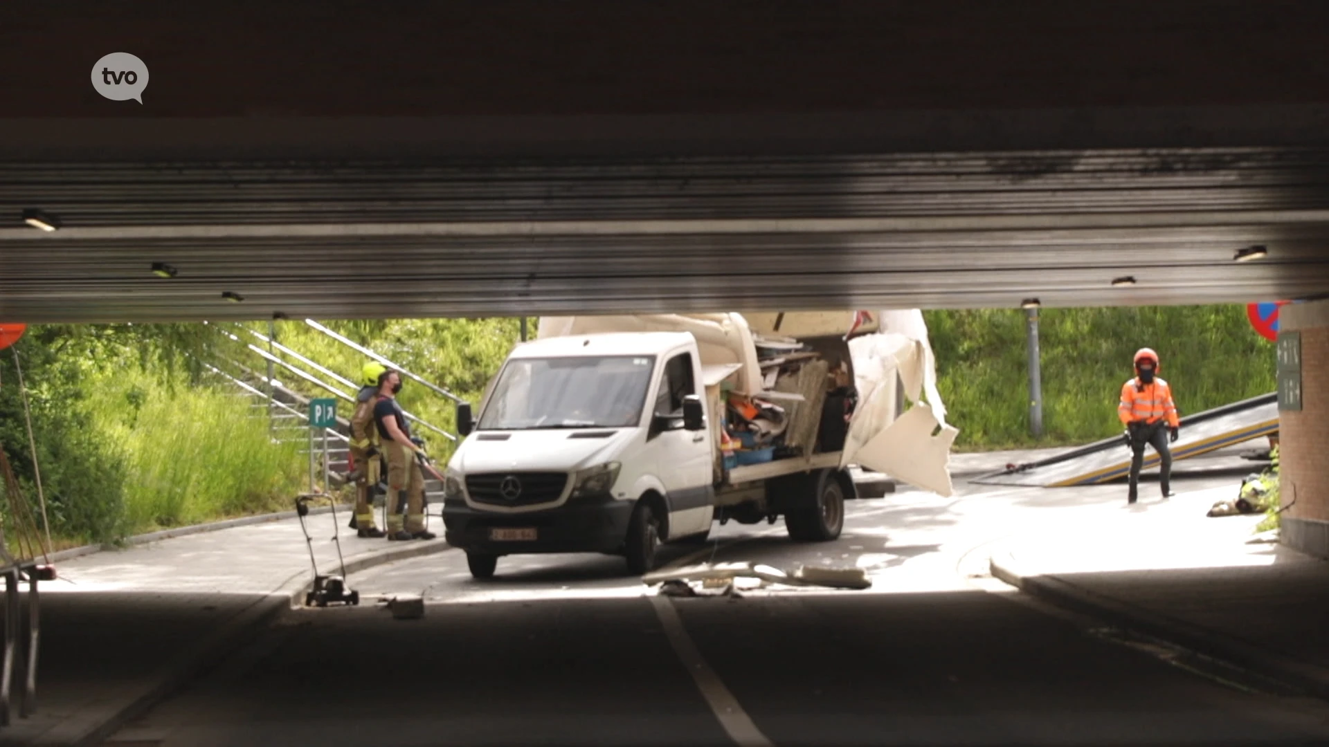 Bestelwagen rijdt zich klem onder tunnel in Temse