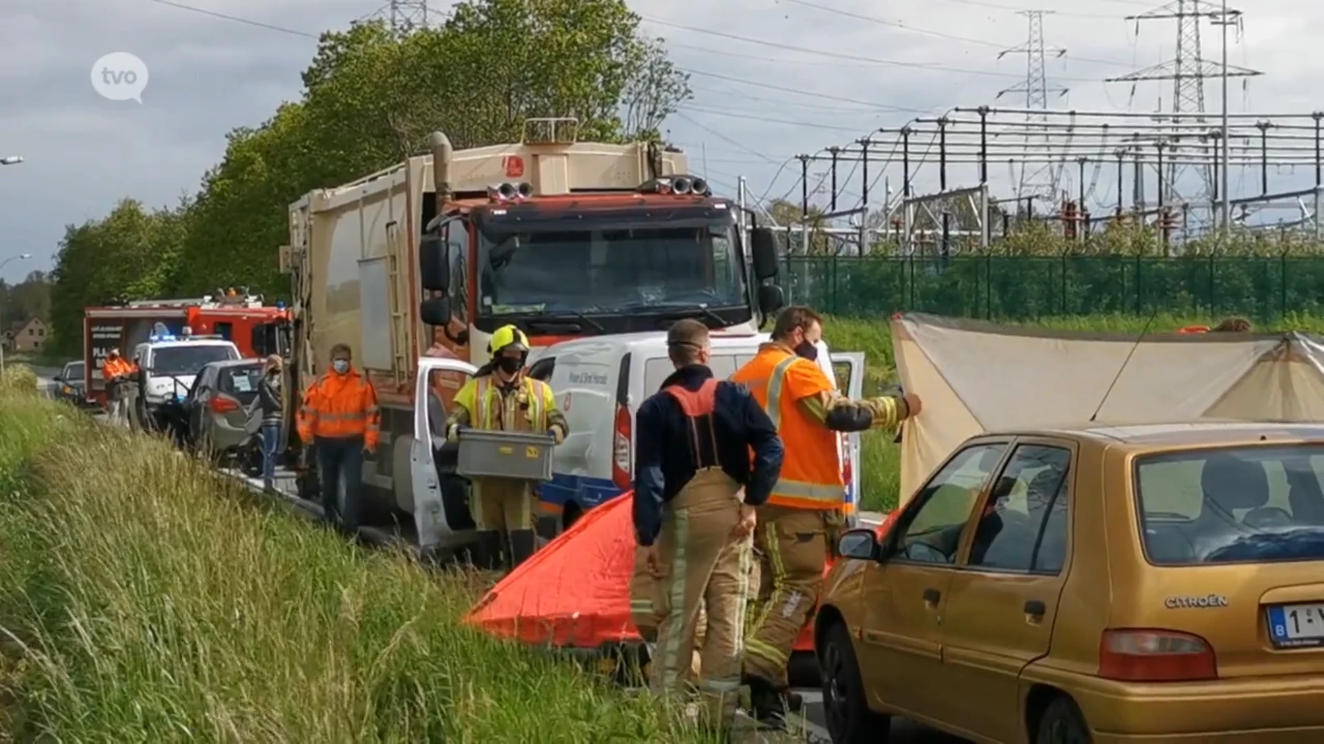 Bestelwagen knalt op vuilniswagen: chauffeur op slag dood