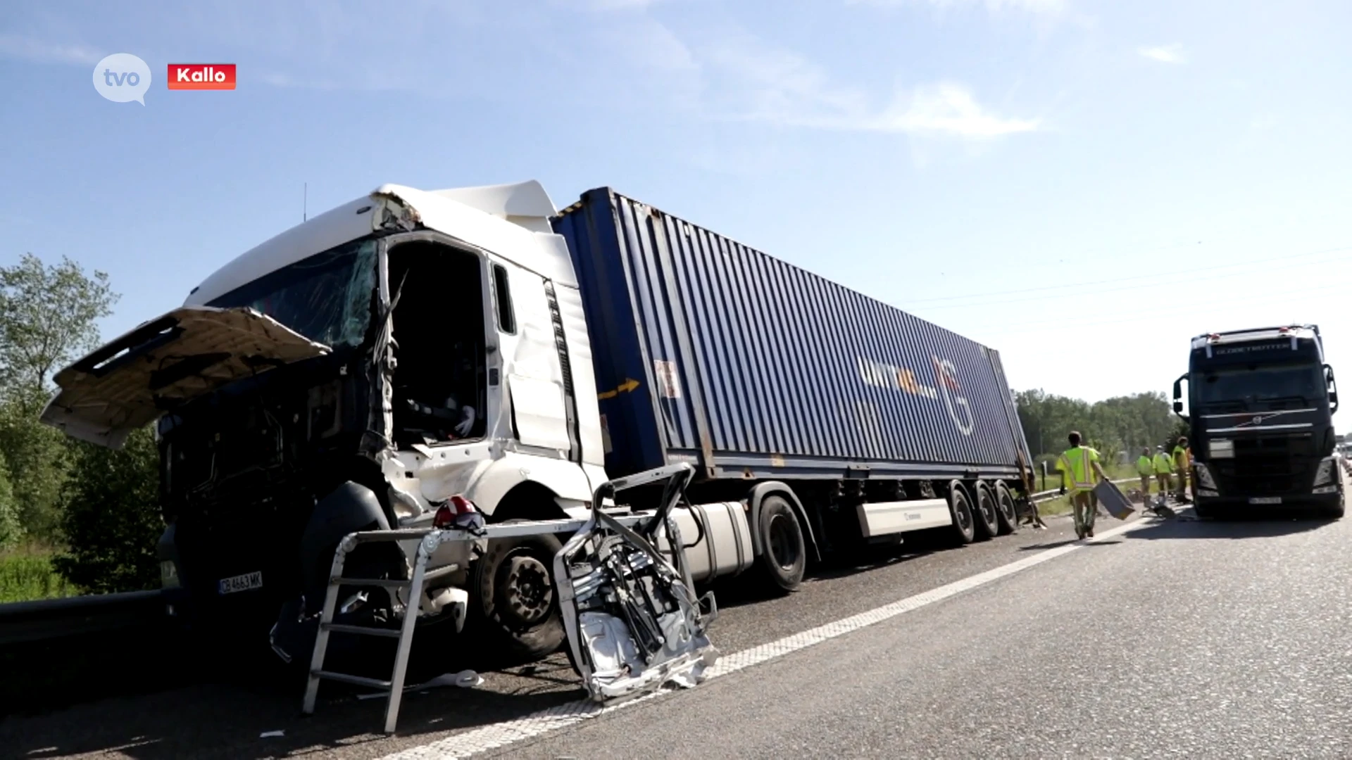 Trucker rijdt in op file op E34 in Kallo