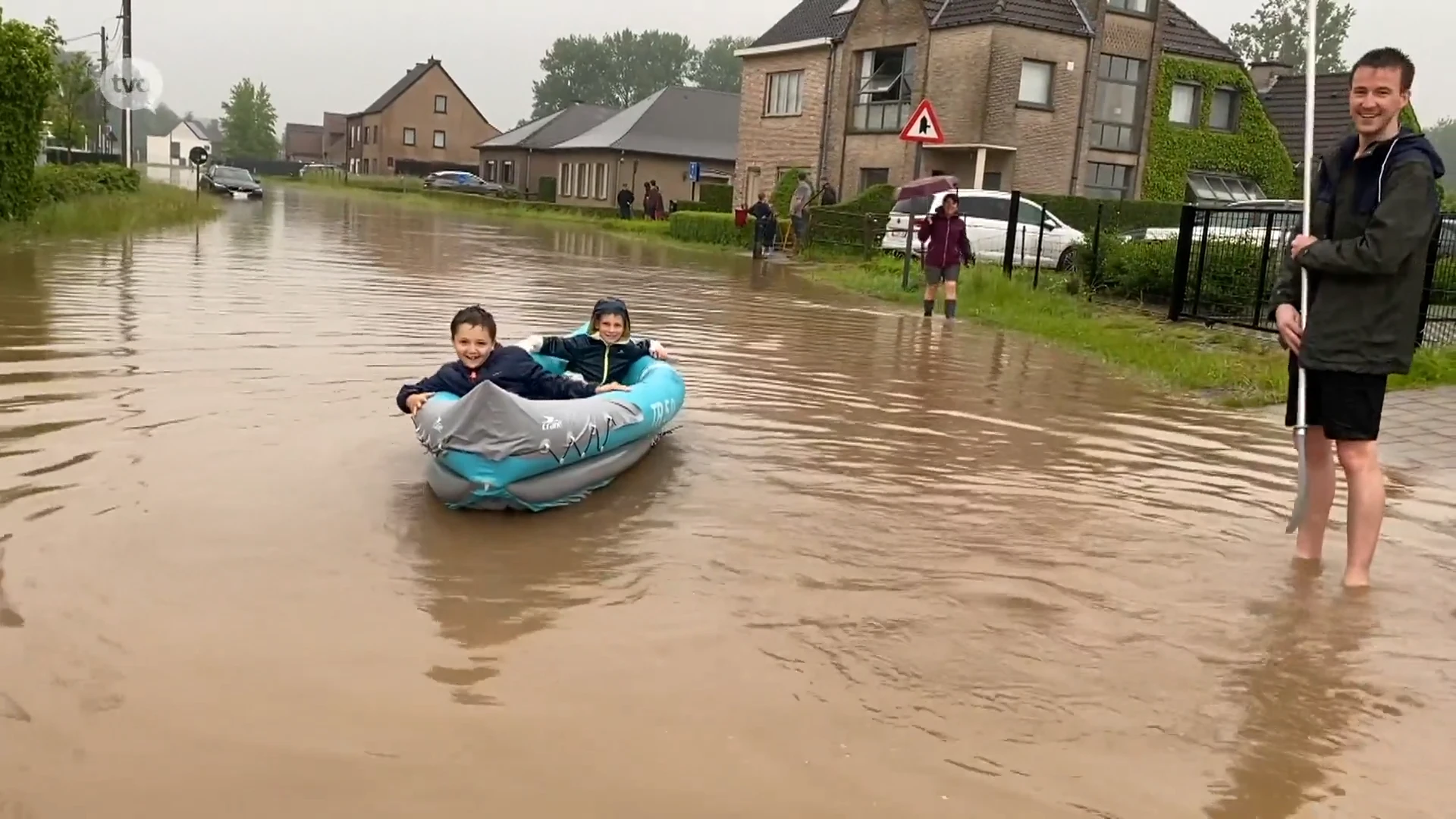 Ook straten blank in Lede, kinderen maken van de nood een deugd