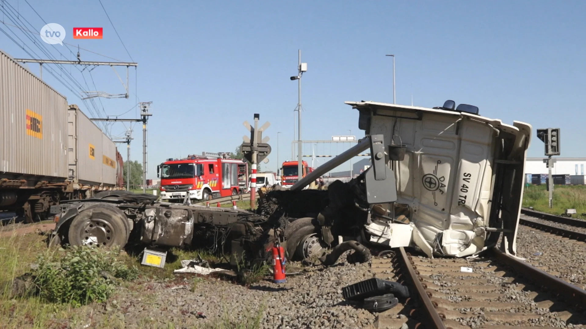 Enorme ravage nadat goederentrein op vrachtwagen botst in Waaslandhaven