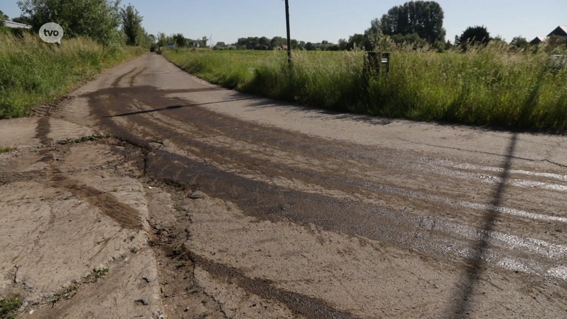 Beerkar lekt en laat spoor van honderden meters mest achter in Vrasene