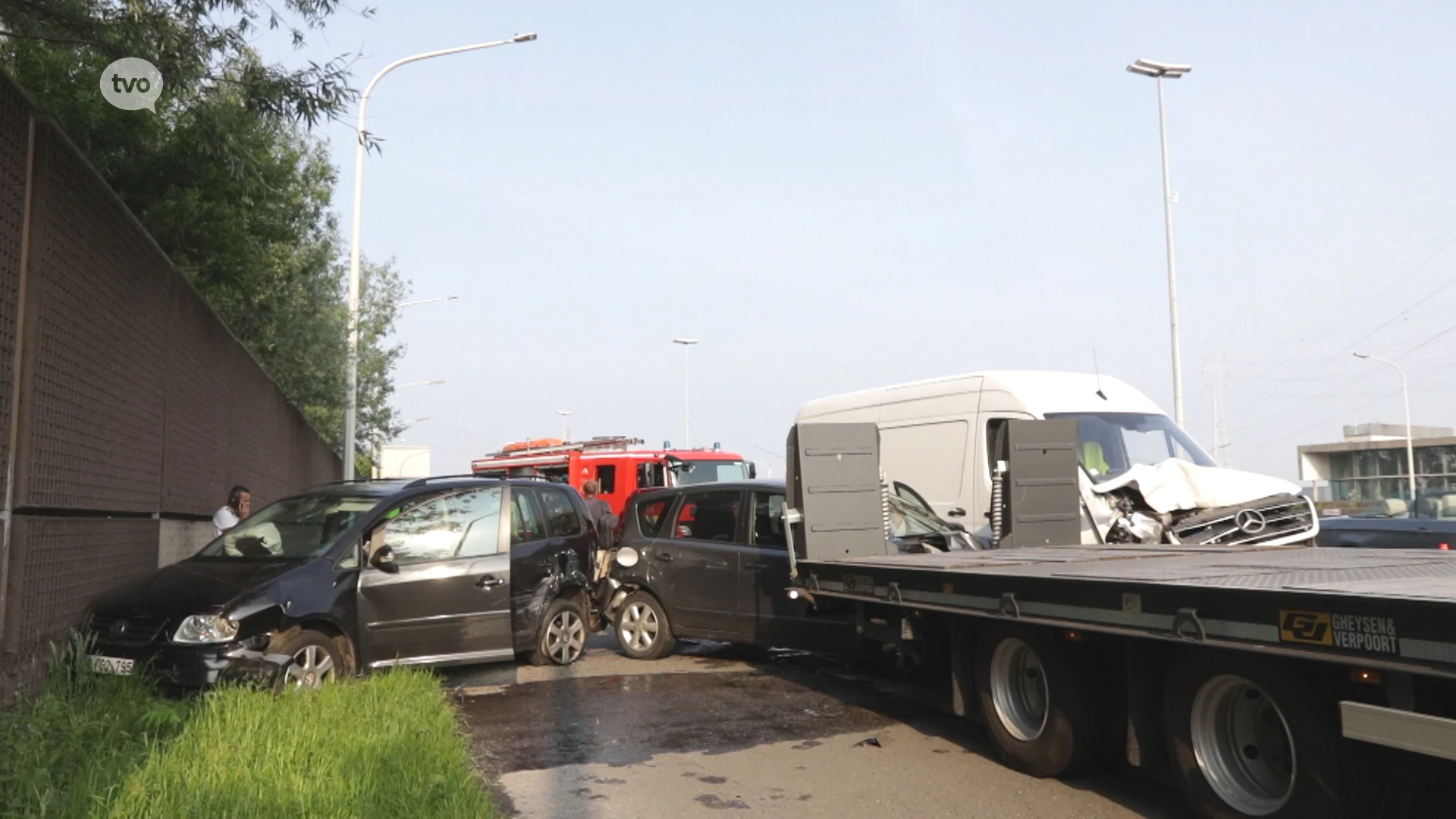 Bestelwagen rijdt in op file E17 afrit Temse, 2 bestuurders gewond