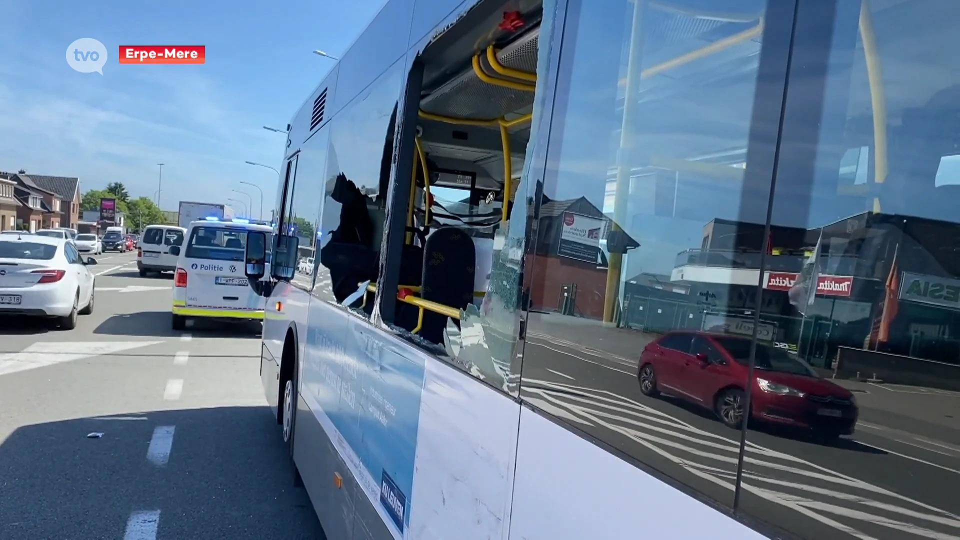 Vrachtwagen rijdt lijnbus aan diggelen, geen gewonden.