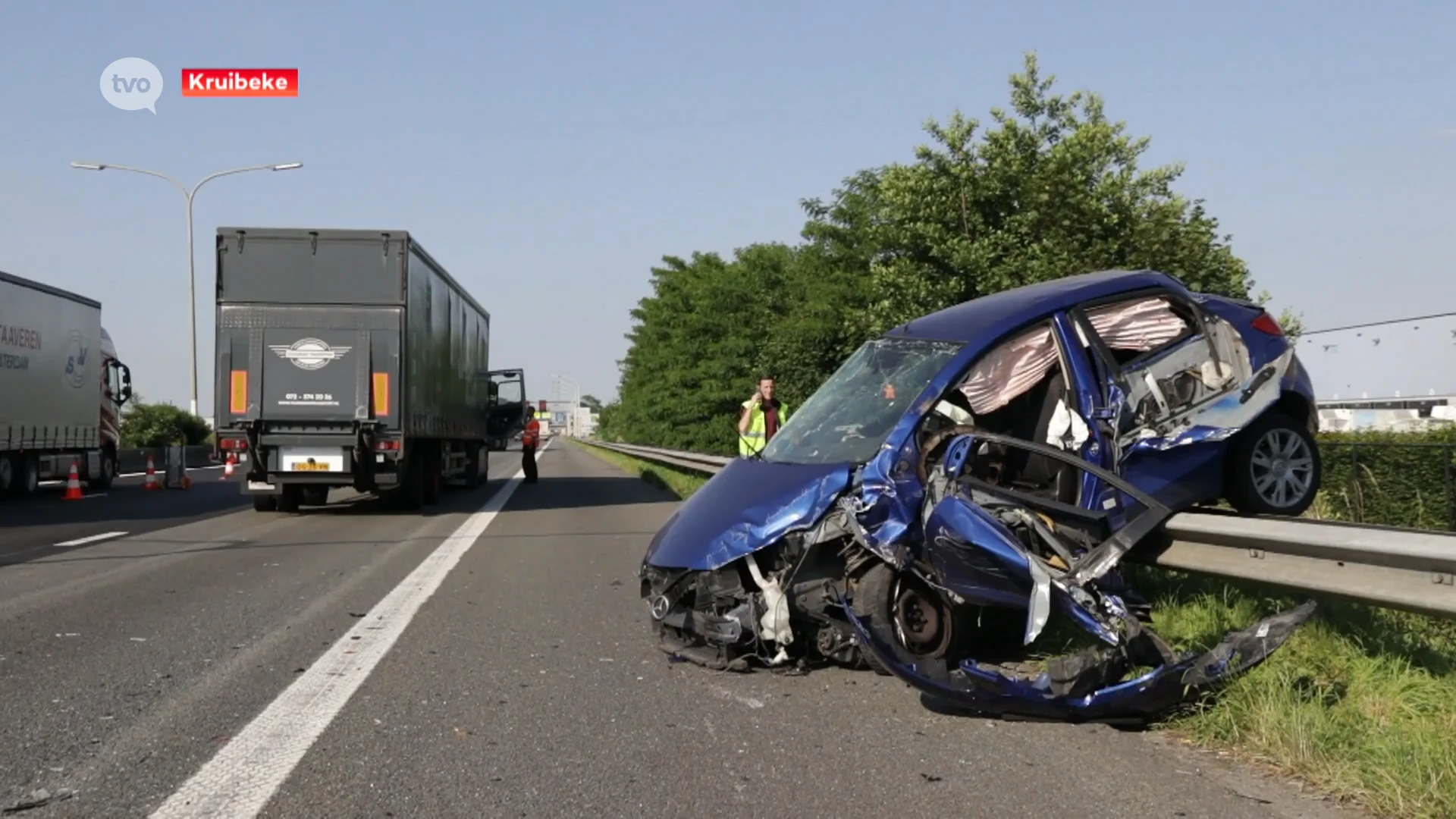 Wagen komt op vangrail terecht na inhaalmanoeuvre op pechstrook E17 in Kruibeke