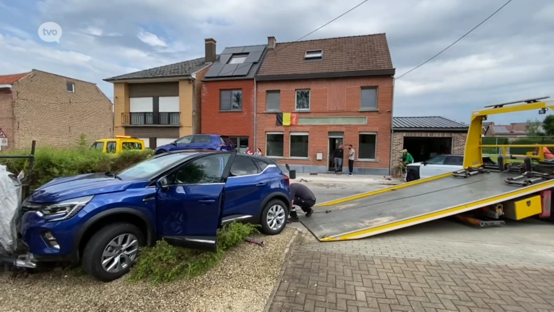 Lede: jonge chauffeur rijdt eigen wagen in de prak, ook twee andere auto's total loss