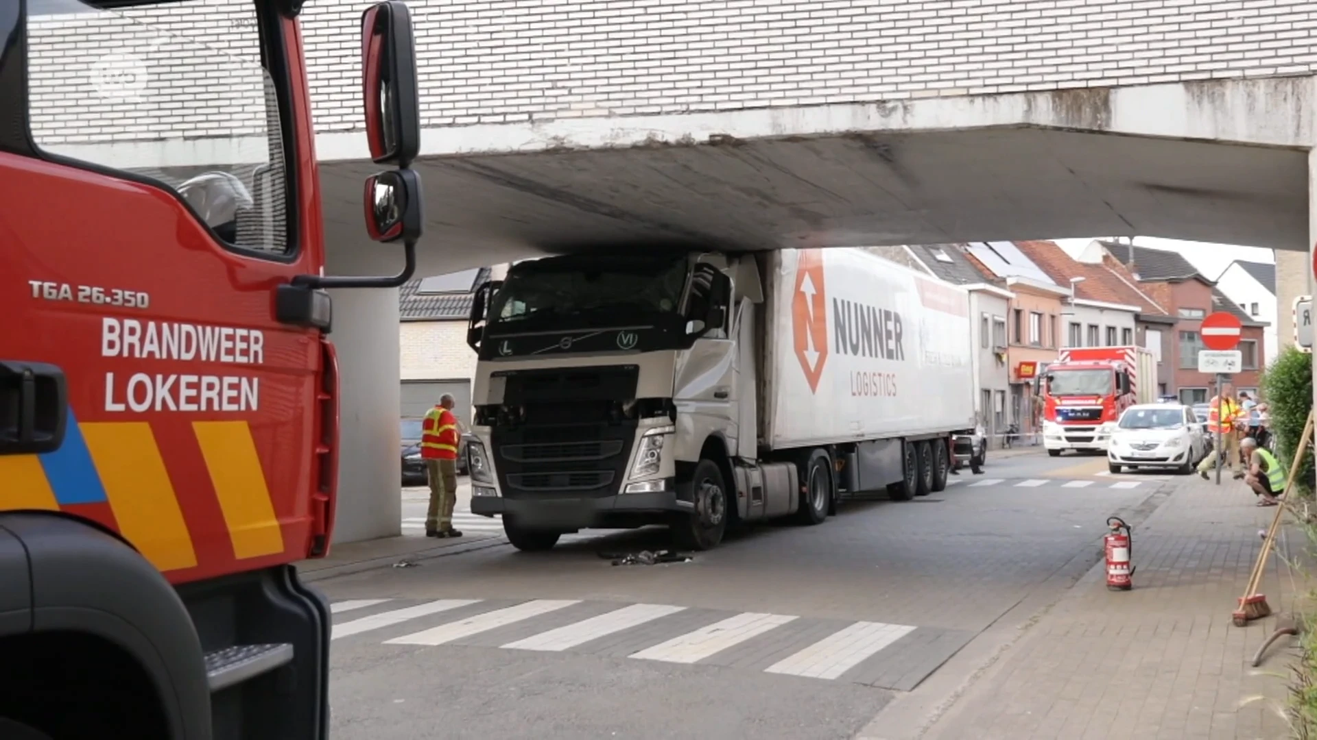 Lokeren: vrachtwagen knalt tegen spoorwegbrug